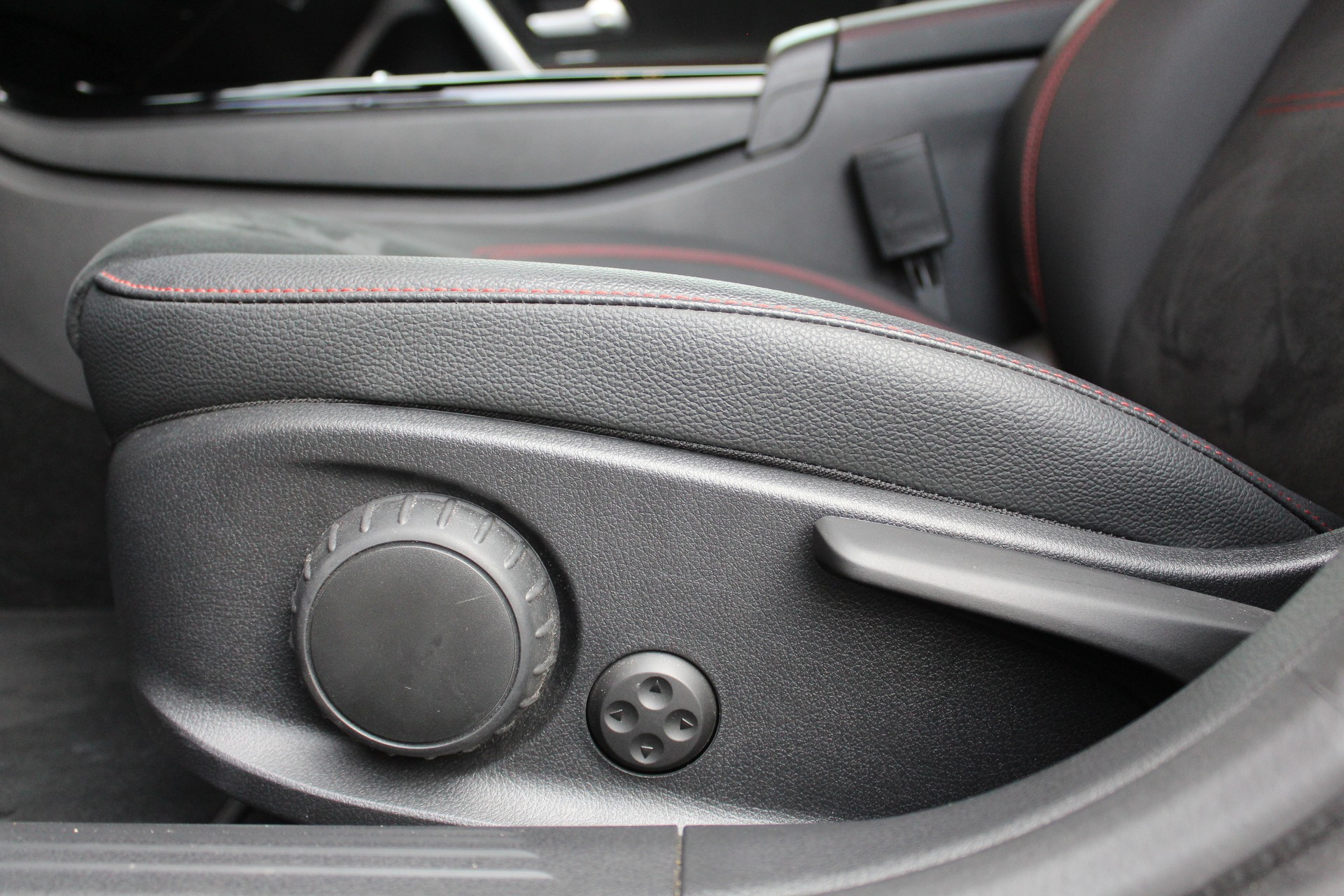 MERCEDES-BENZ A 200 7G-DCT AMG Line Facelift - " Caméra * Jantes 18' * Tempomat Adaptatif * Aides à la conduite"-image-18