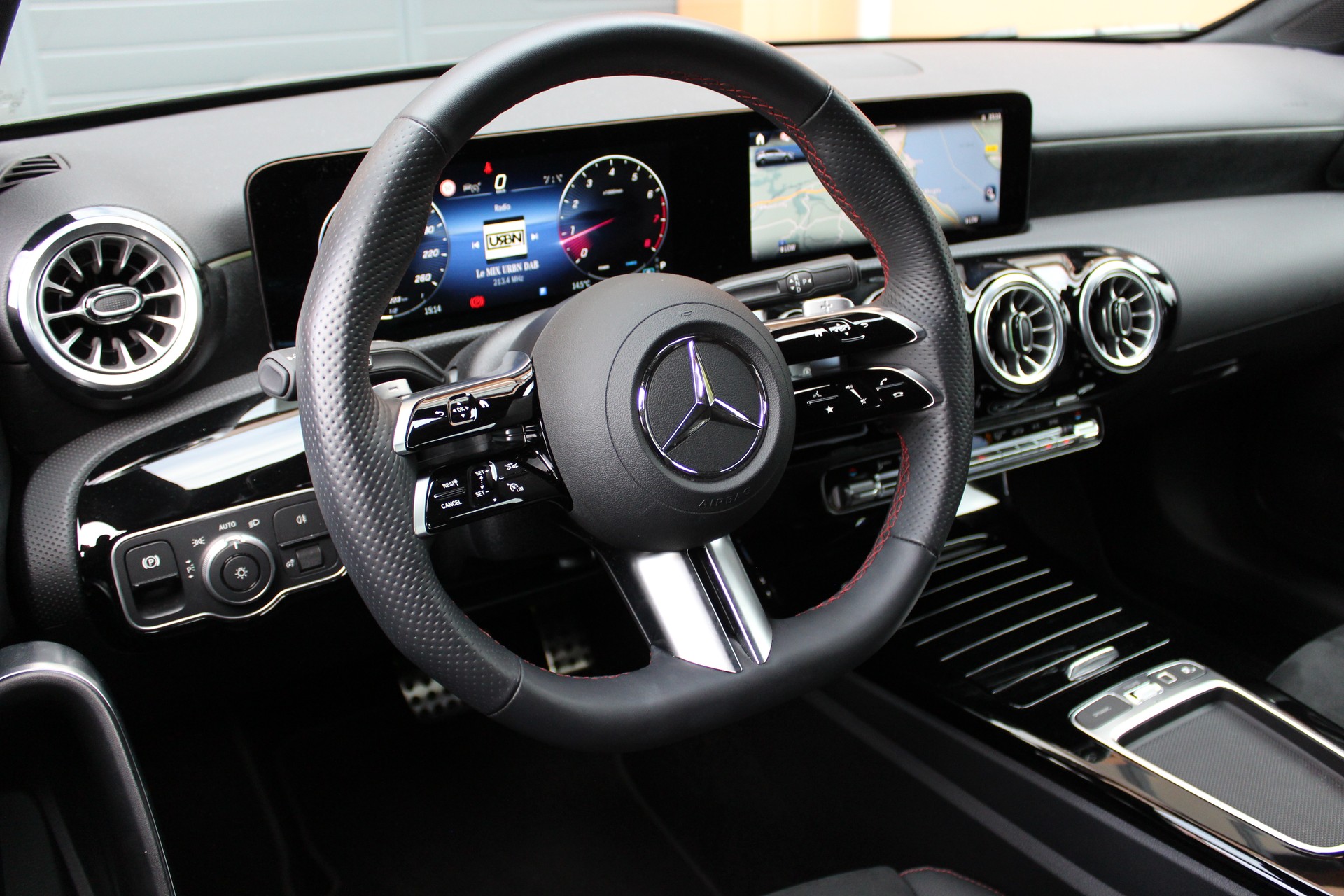 MERCEDES-BENZ A 200 7G-DCT AMG Line Facelift - " Caméra * Jantes 18' * Tempomat Adaptatif * Aides à la conduite"-image-9
