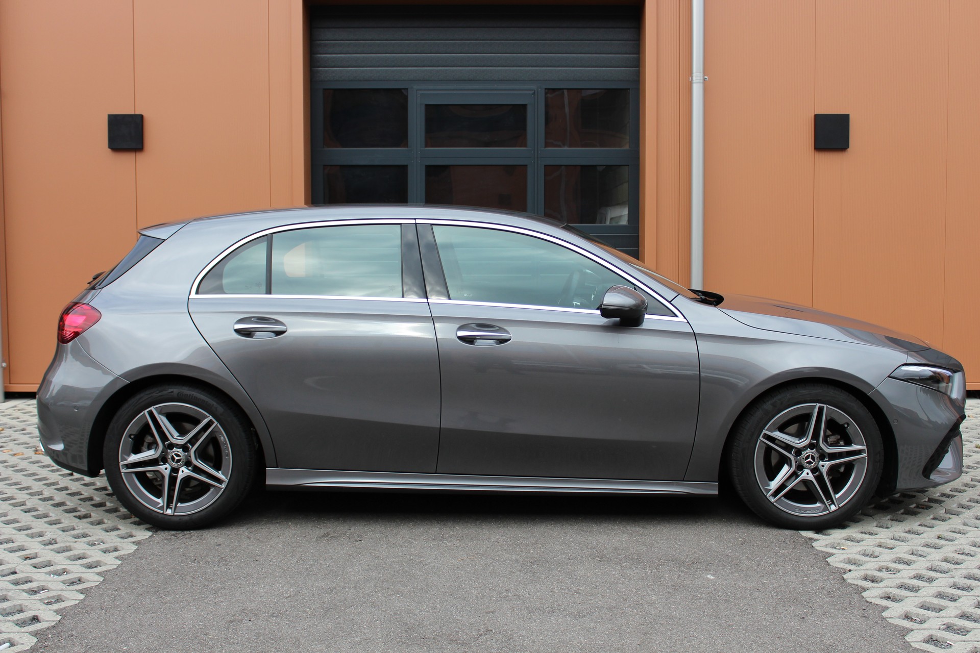 MERCEDES-BENZ A 200 7G-DCT AMG Line Facelift - " Caméra * Jantes 18' * Tempomat Adaptatif * Aides à la conduite"-image-3