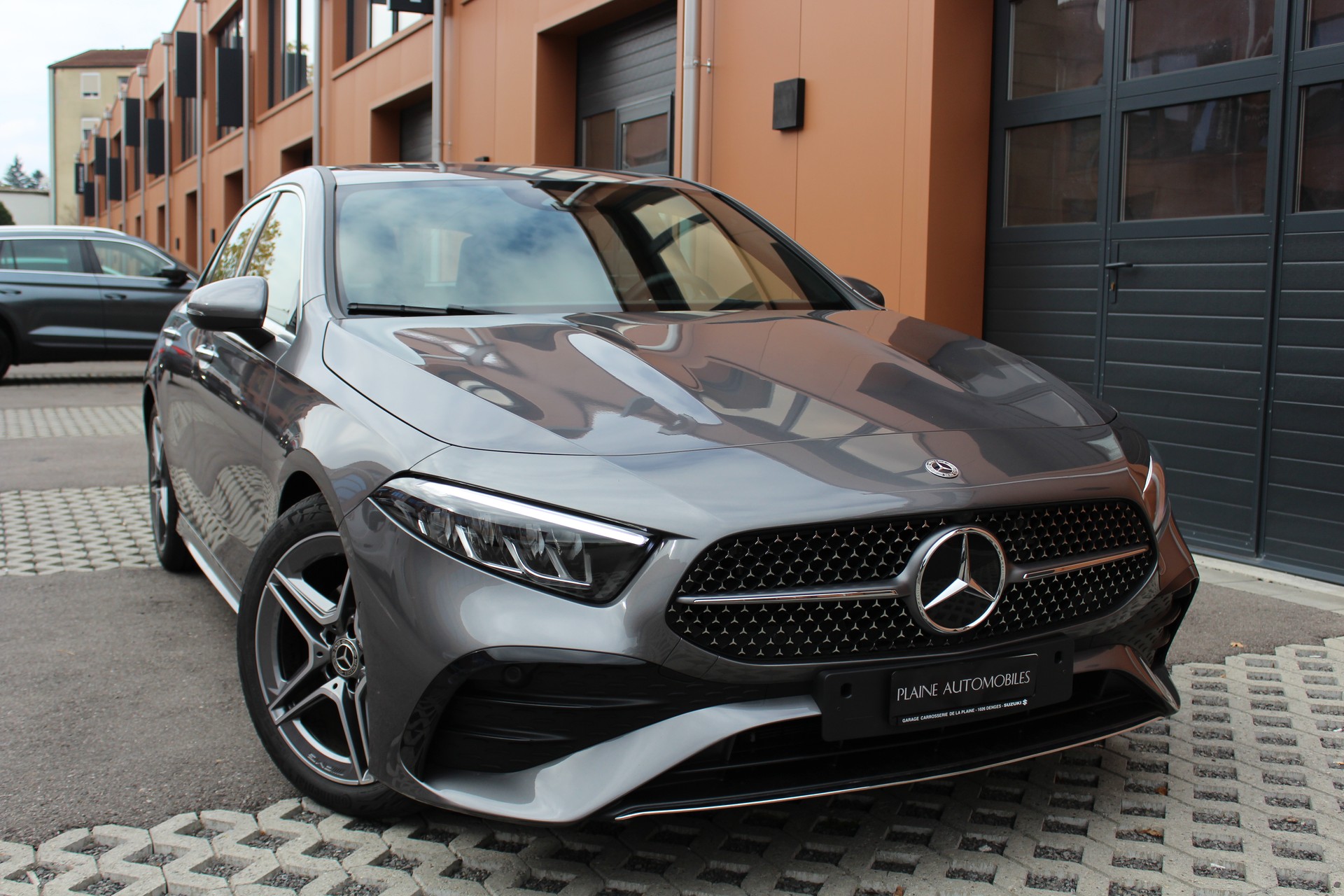 MERCEDES-BENZ A 200 7G-DCT AMG Line Facelift - " Caméra * Jantes 18' * Tempomat Adaptatif * Aides à la conduite"-image-2