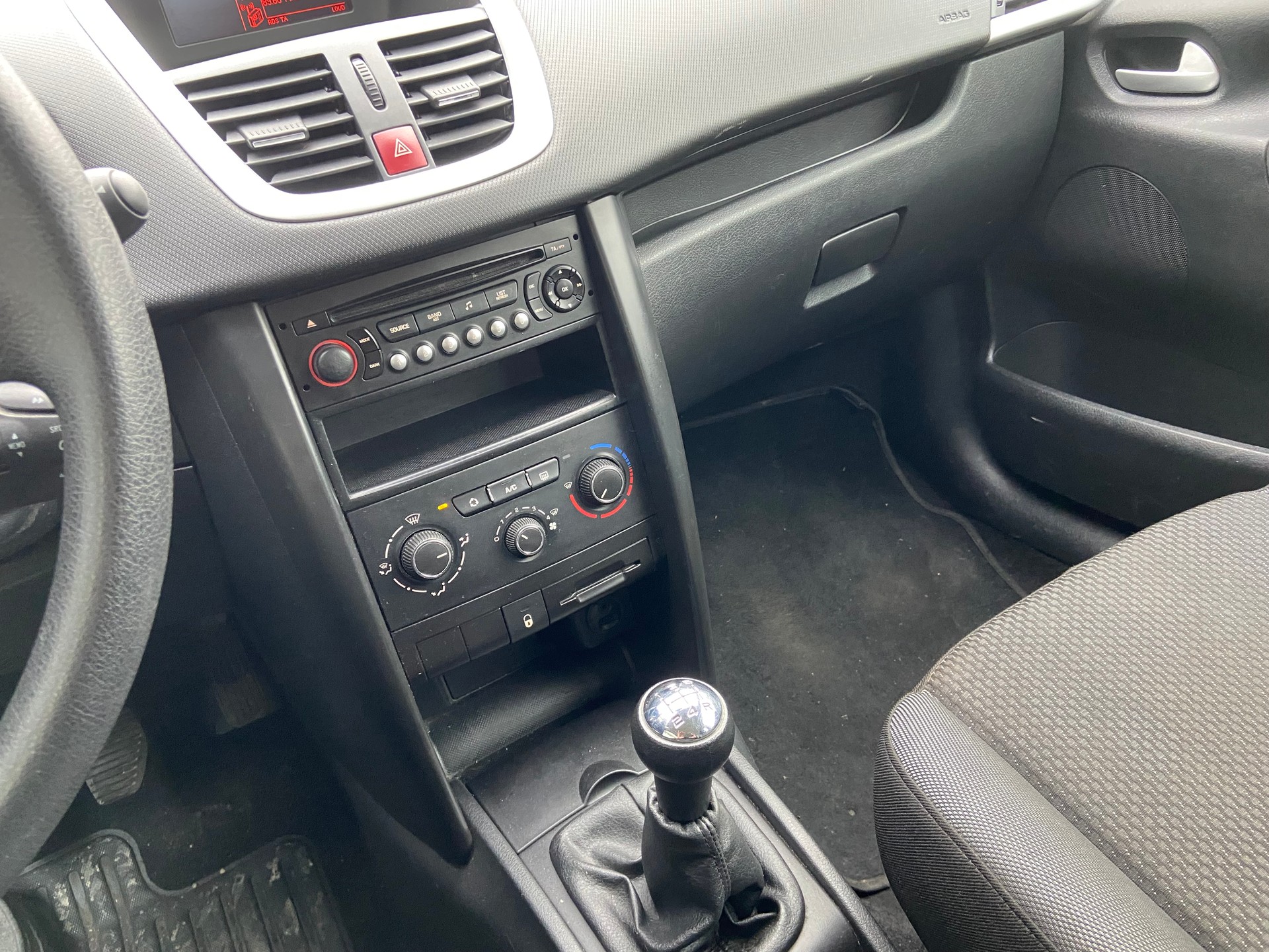 PEUGEOT 207 1.4 Swiss Edition-image-8