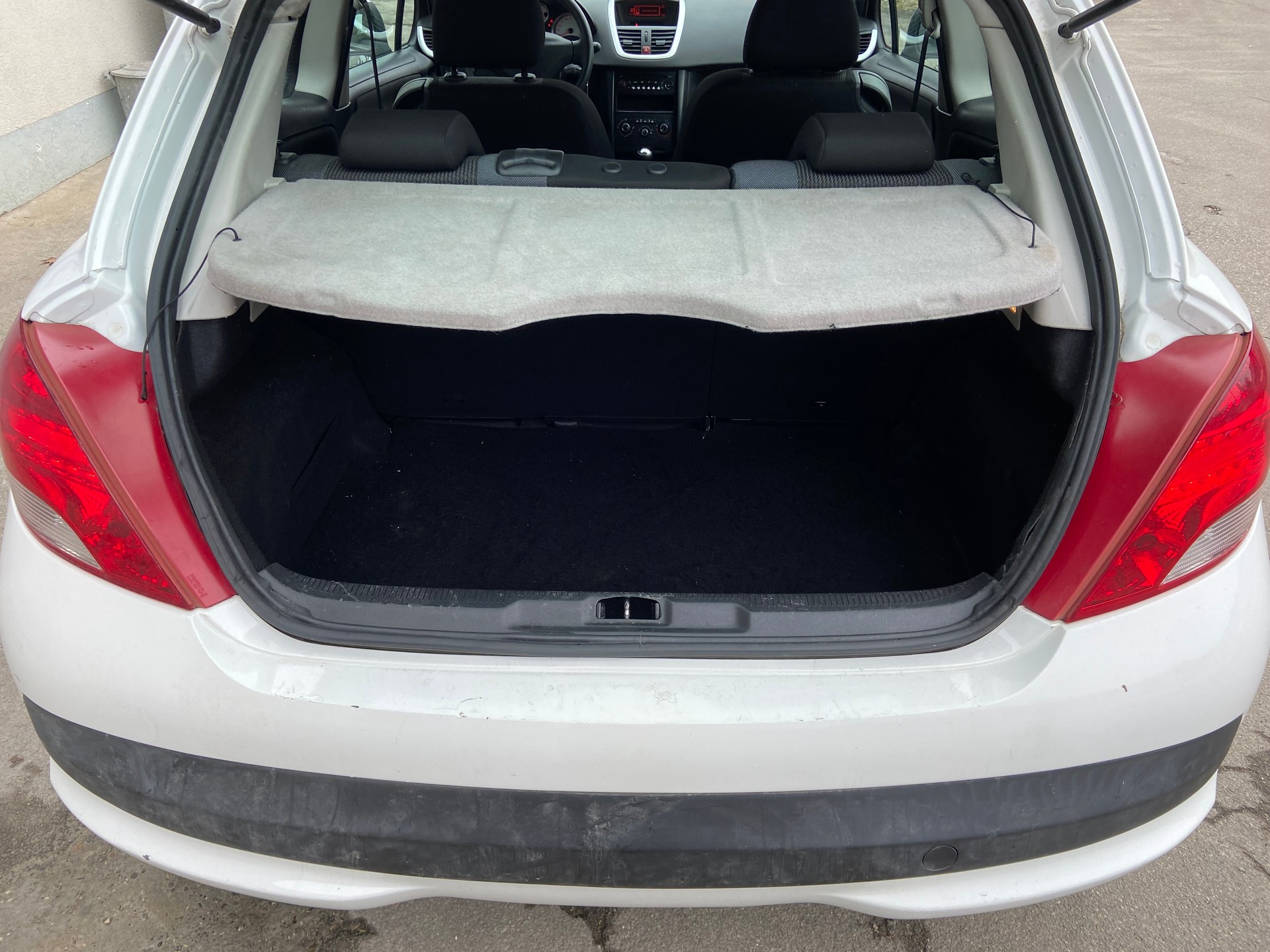 PEUGEOT 207 1.4 Swiss Edition-image-5