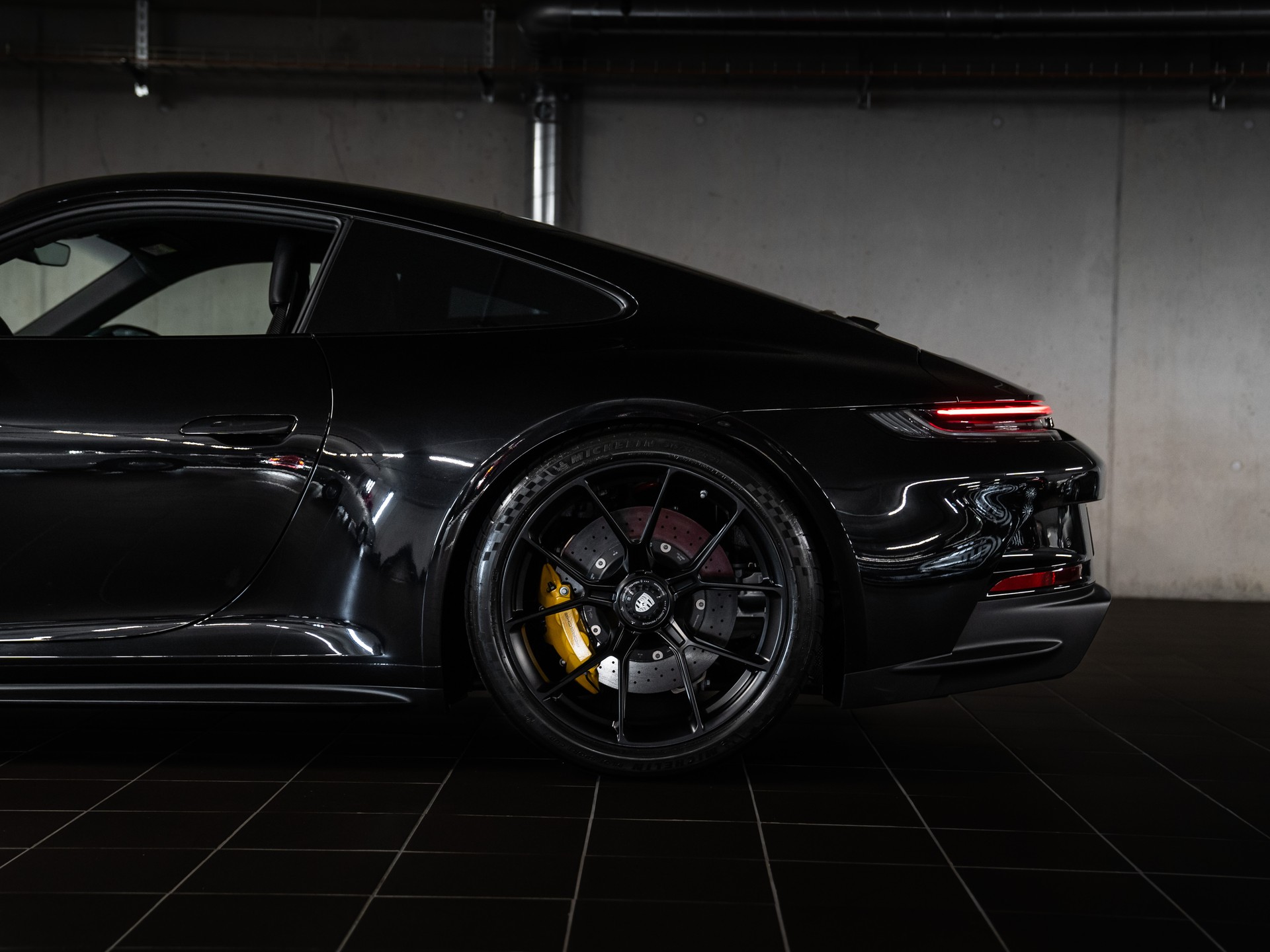 PORSCHE 911 GT3 Touring-image-3