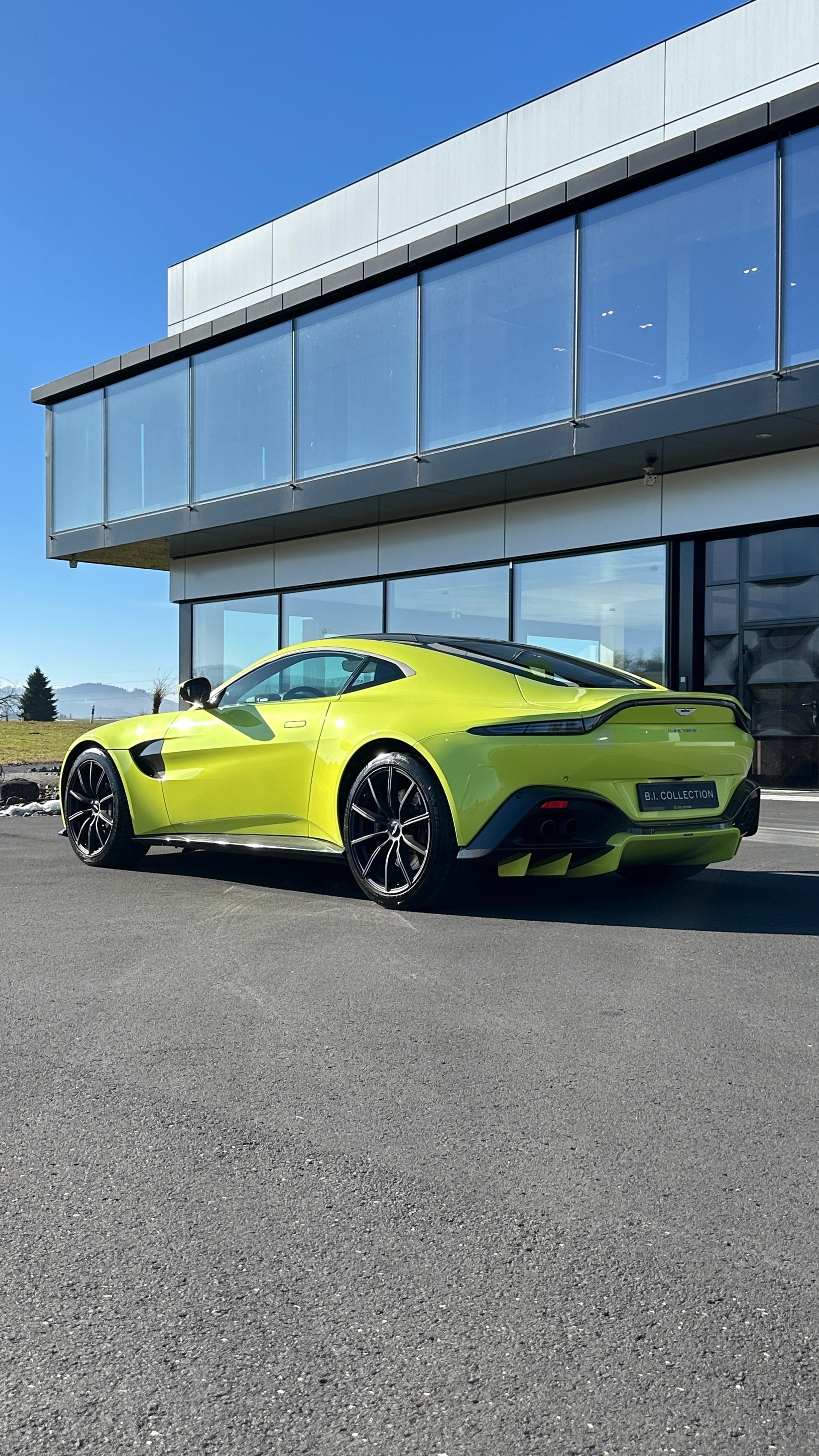 ASTON MARTIN V8 Vantage-showroom-element-2