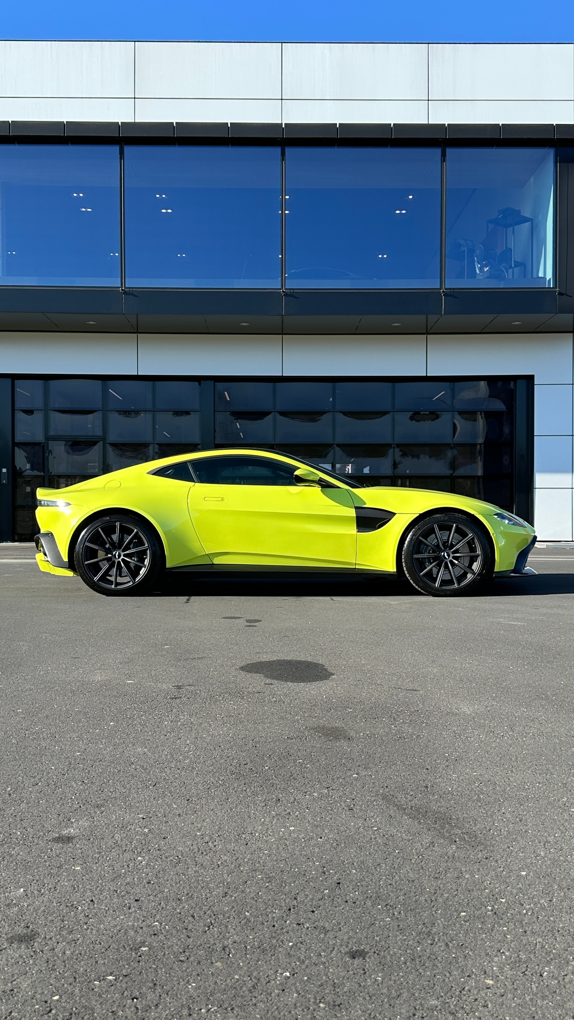 ASTON MARTIN V8 Vantage-showroom-element-3