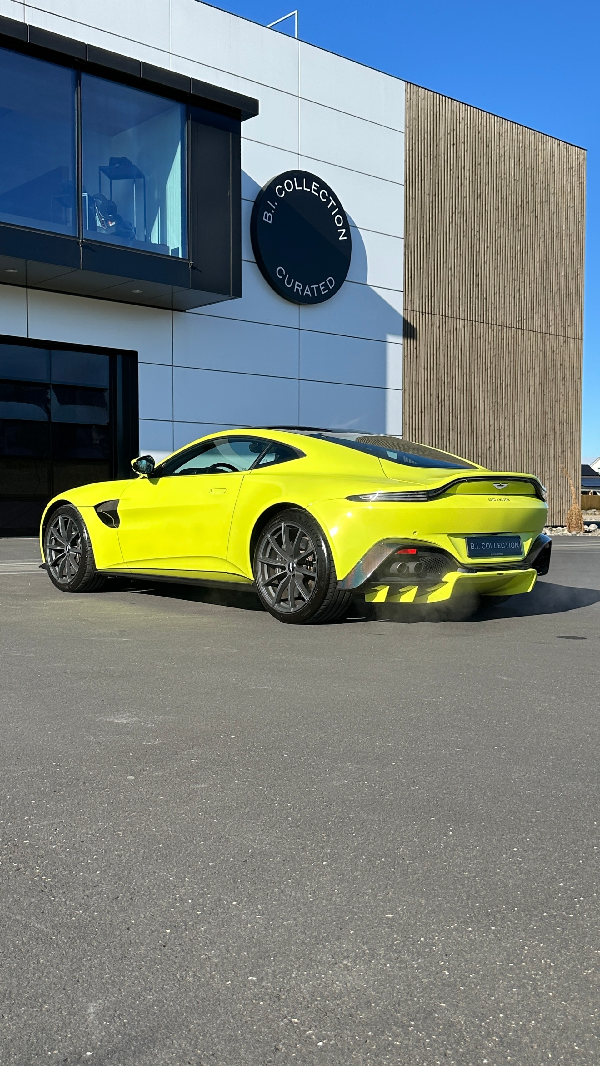 ASTON MARTIN V8 Vantage-showroom-element-1