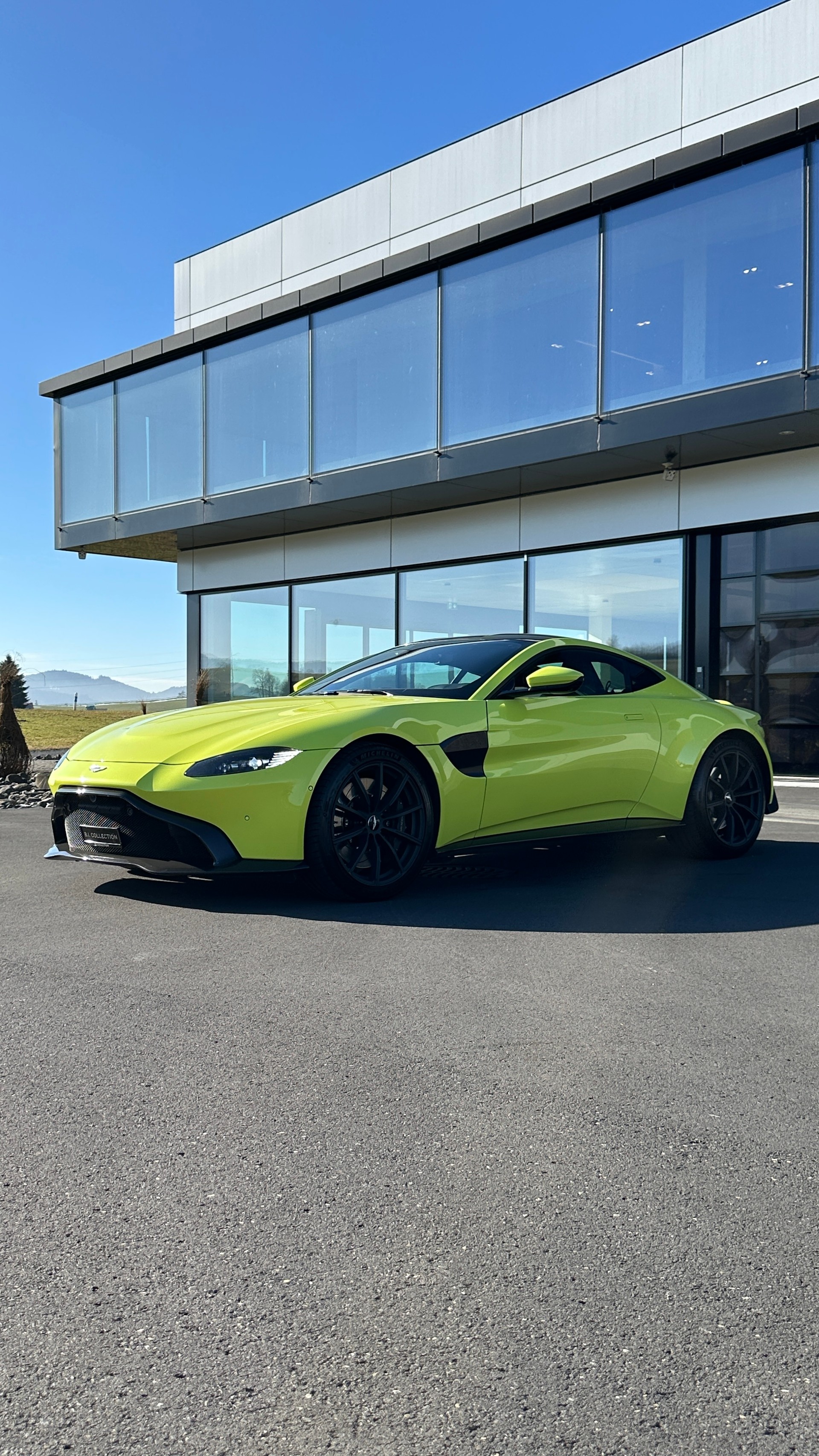 ASTON MARTIN V8 Vantage-image-11