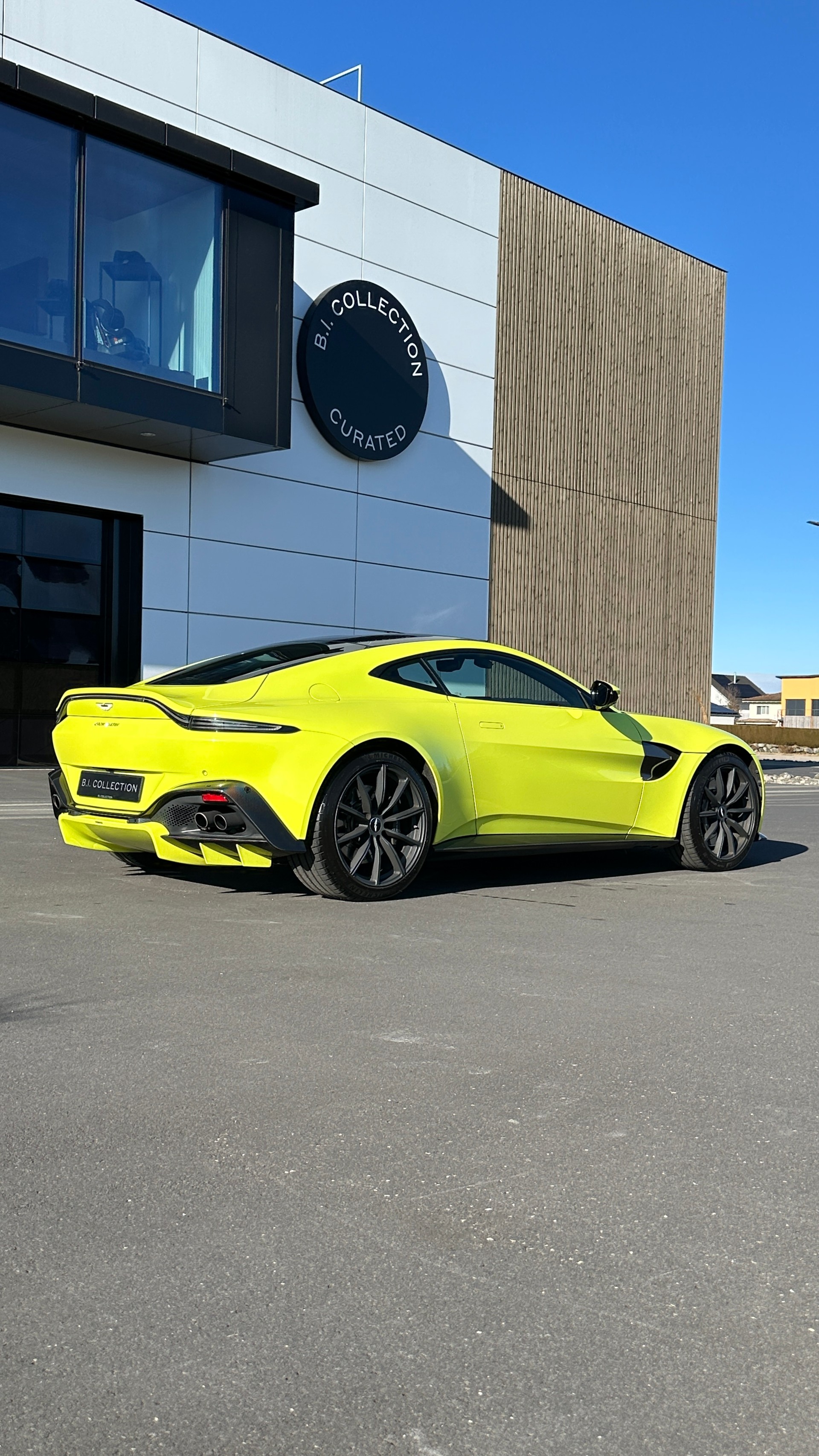 ASTON MARTIN V8 Vantage-image-10
