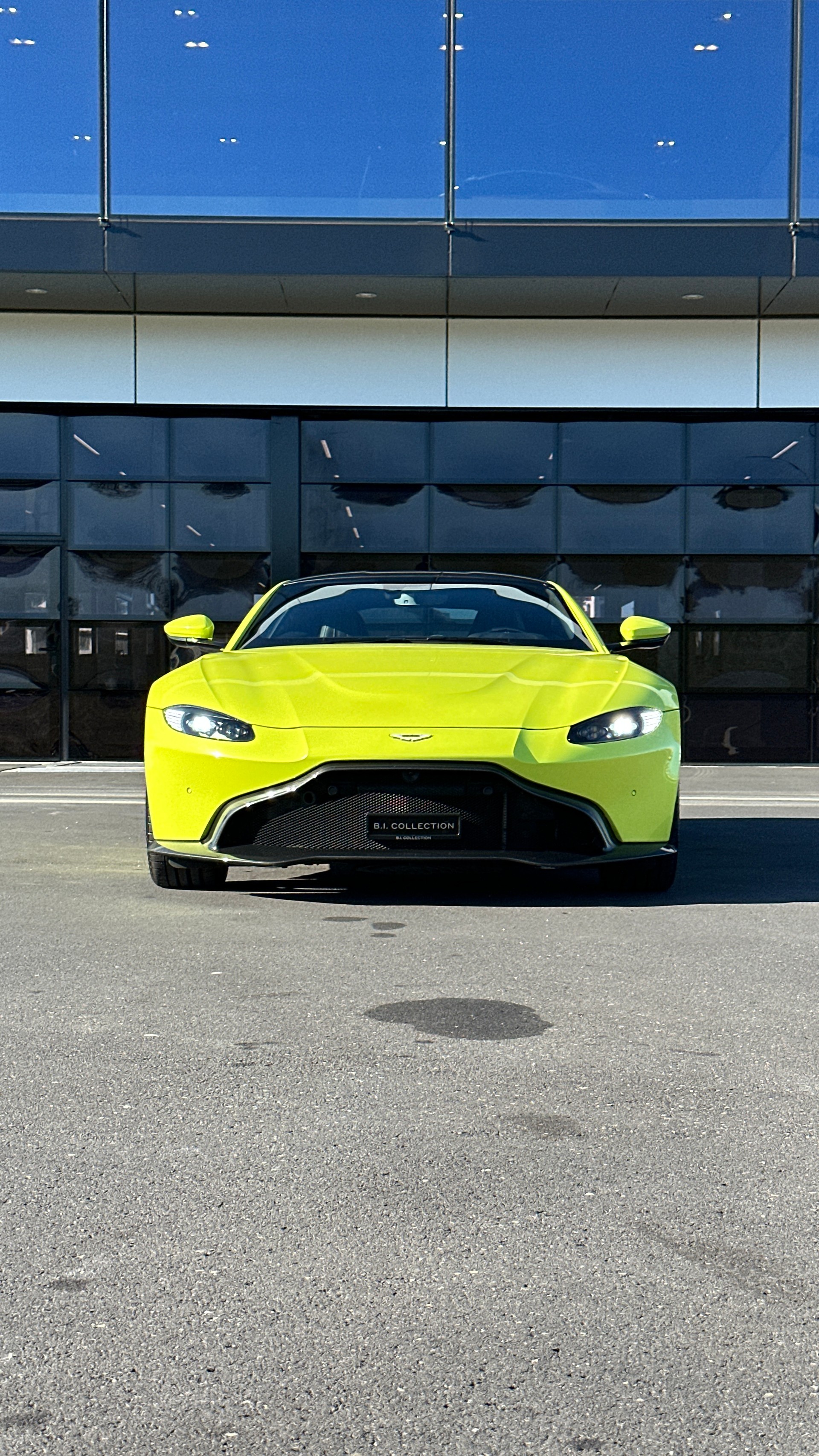 ASTON MARTIN V8 Vantage-image-12