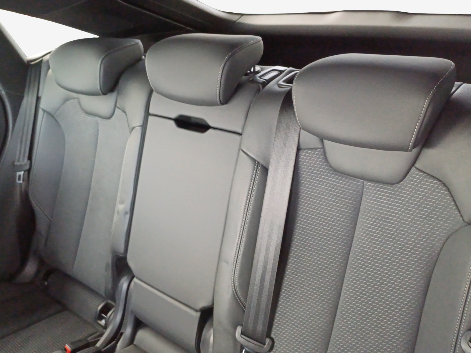 AUDI Q5 Sportback 45 TFSI S line quattro S-tronic-image-11