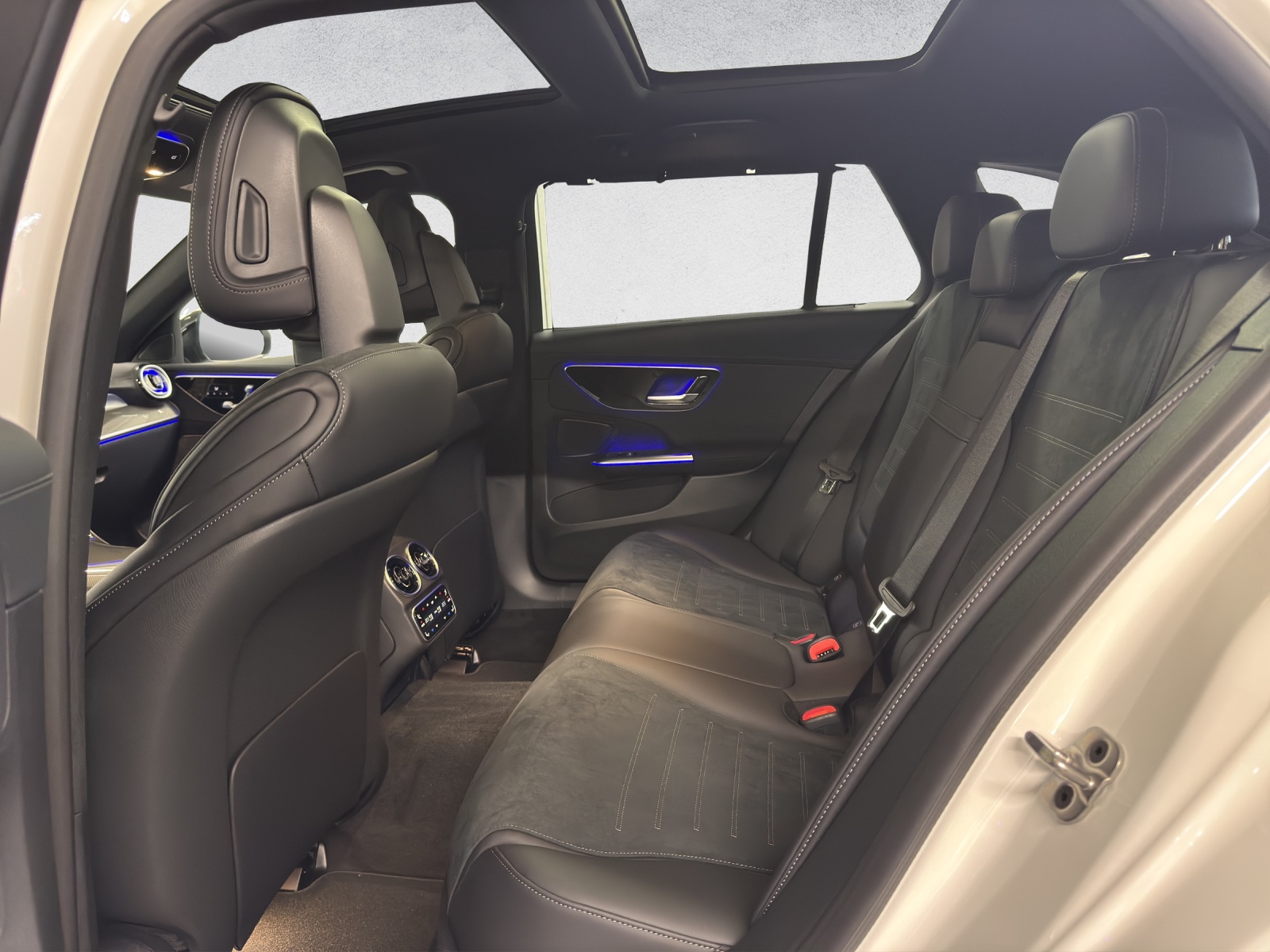 MERCEDES-BENZ C 220 d AMG Line 4Matic Swiss Star T-Modell-image-13
