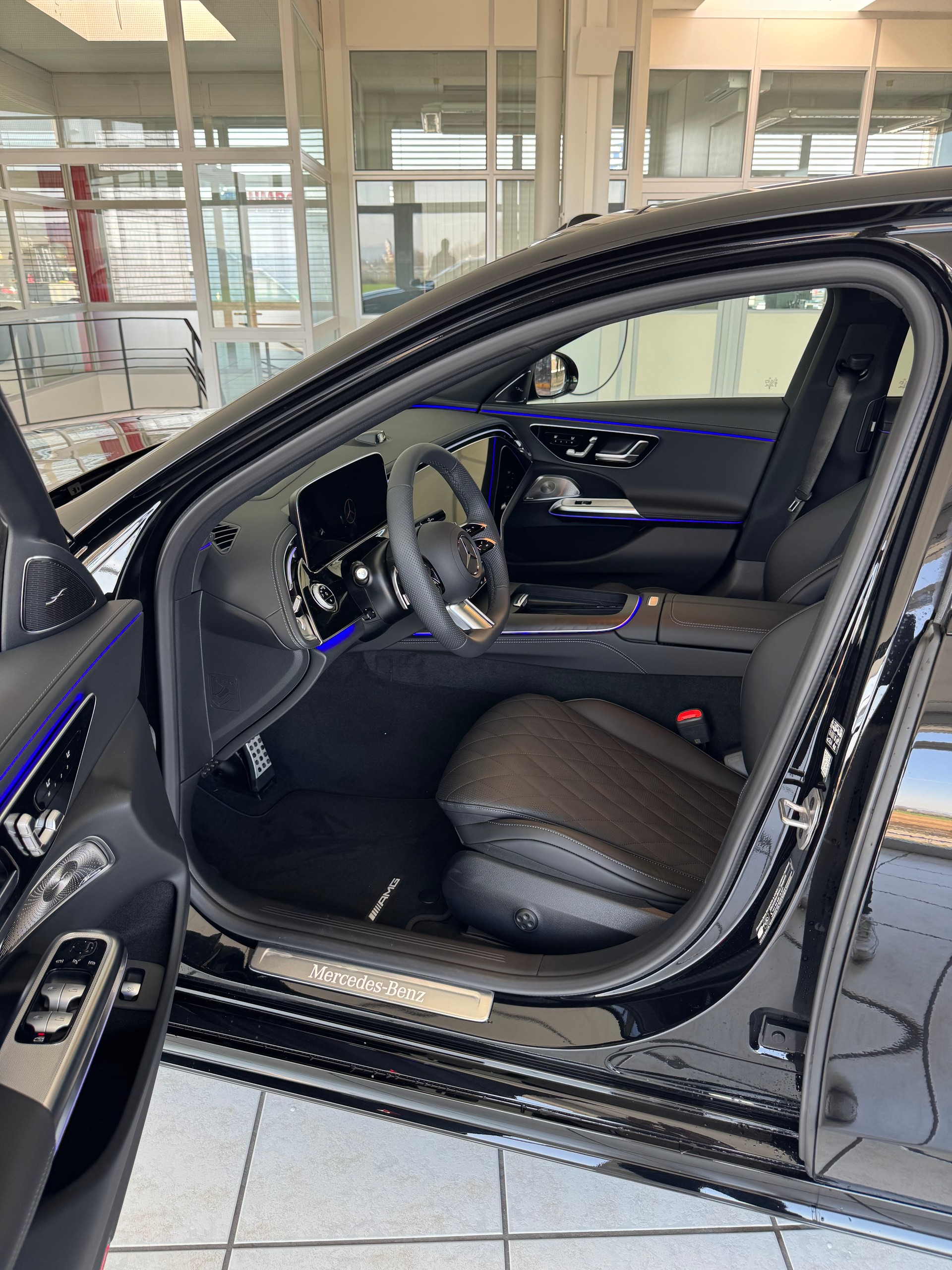 MERCEDES-BENZ E 220 d 4Matic-image-4