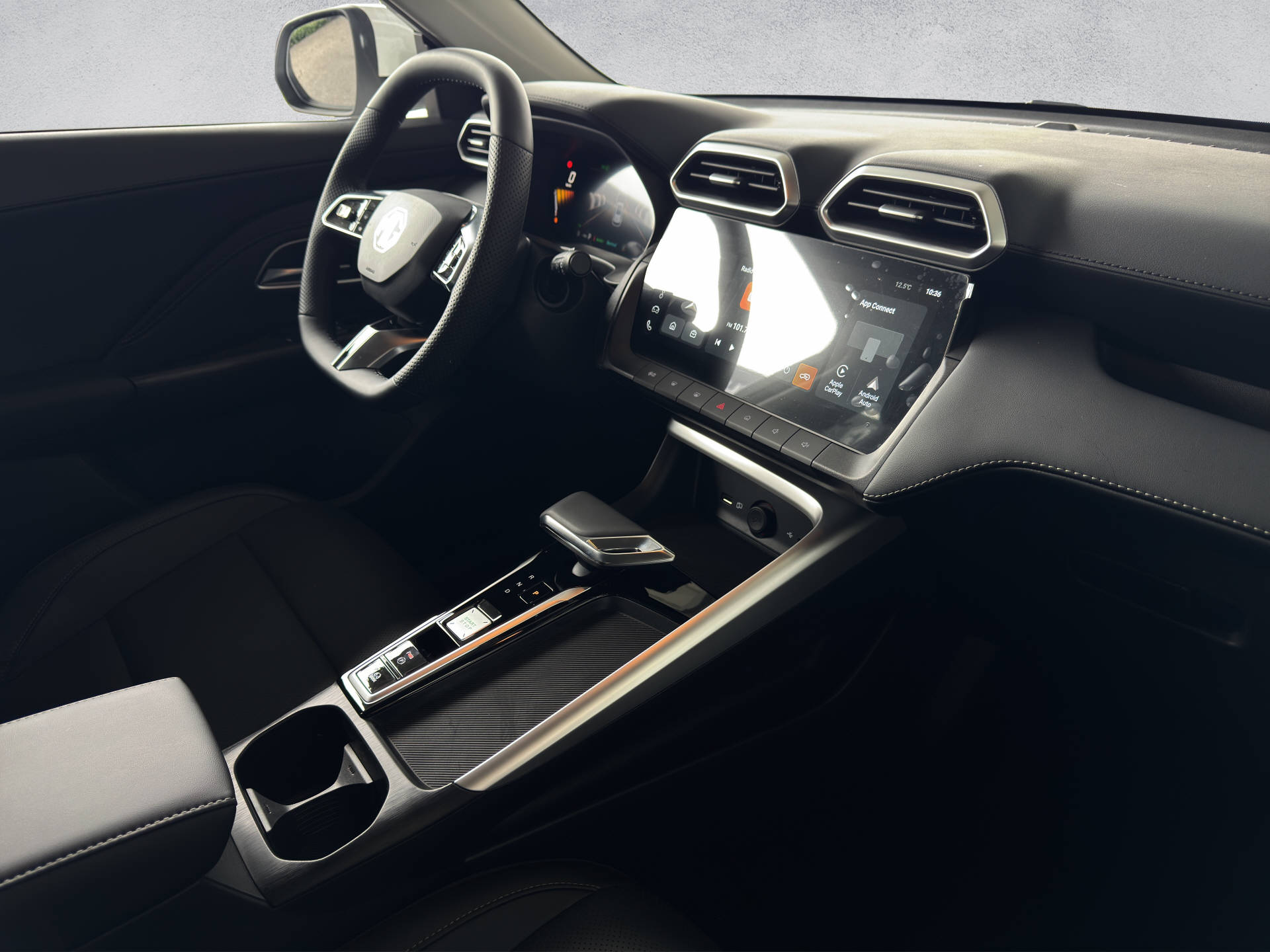 MG ZS 1.5 Hybrid+ Luxury-image-13