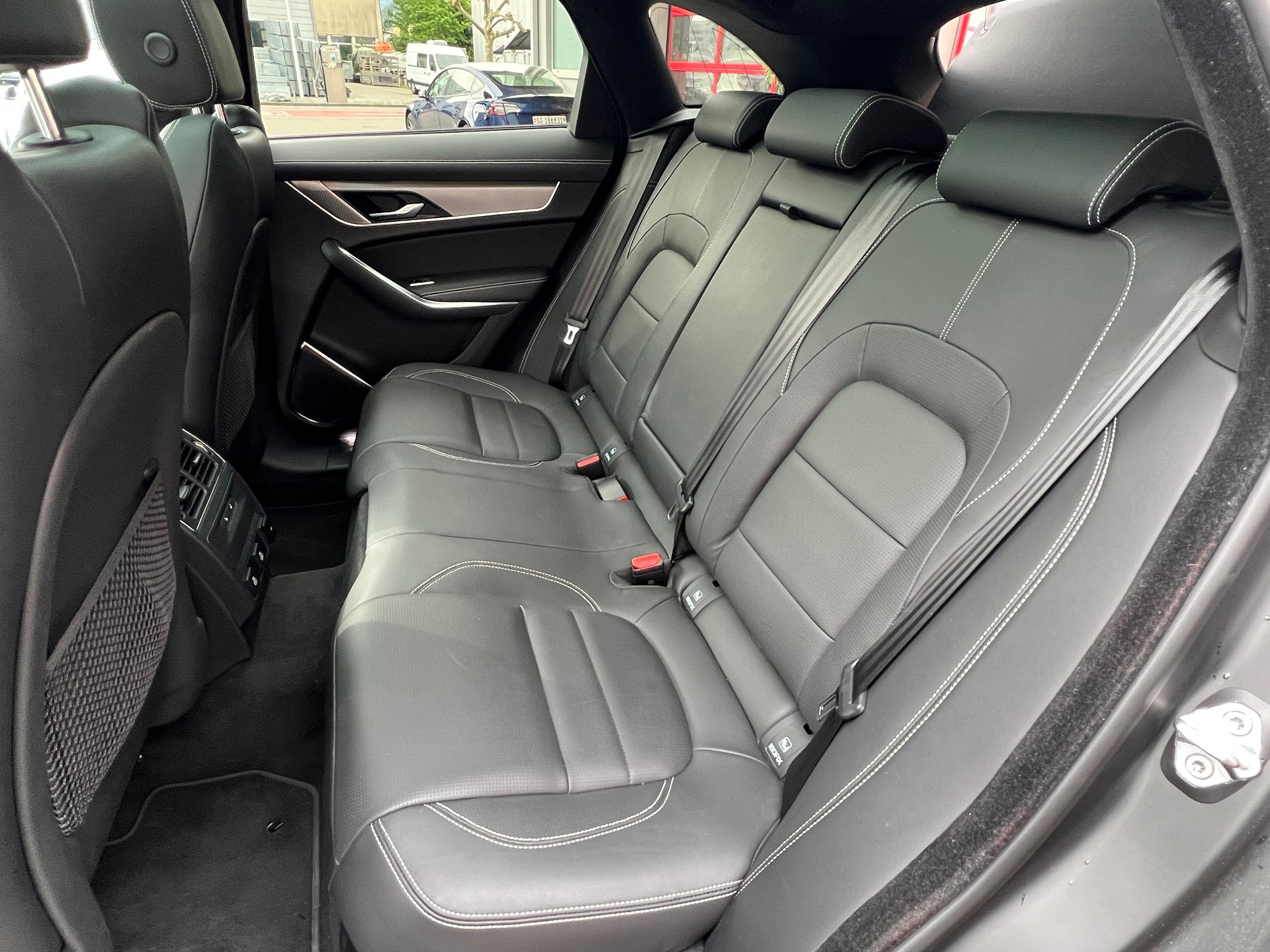 JAGUAR F-Pace 3.0 P400 R-Dynamic MHEV HSE AWD-image-5