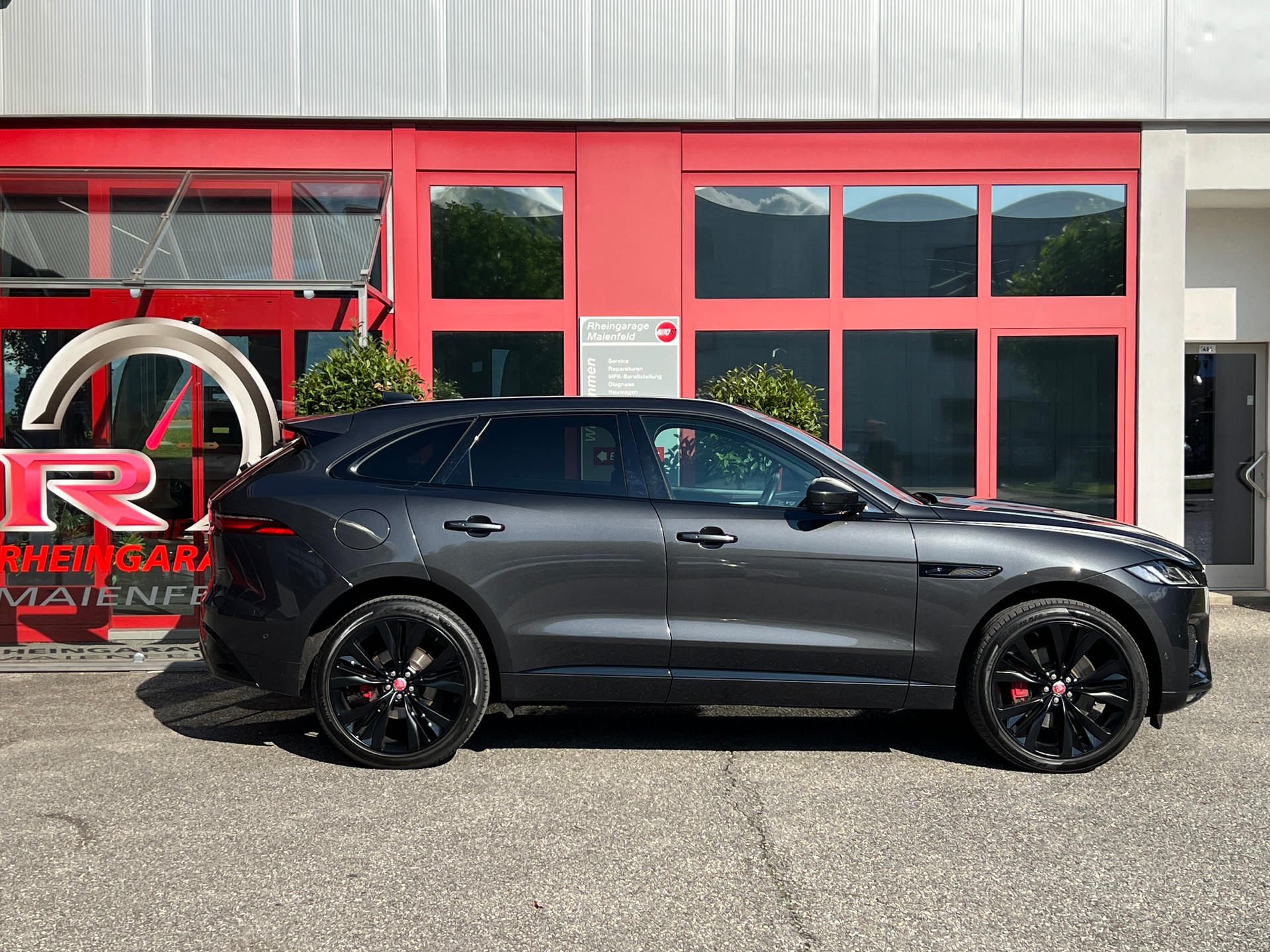 JAGUAR F-Pace 3.0 P400 R-Dynamic MHEV HSE AWD-image-2