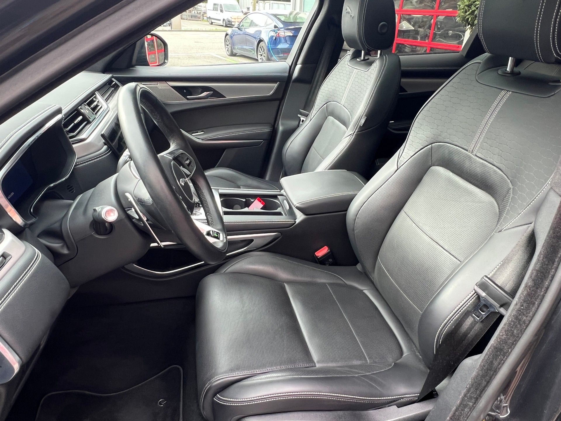 JAGUAR F-Pace 3.0 P400 R-Dynamic MHEV HSE AWD-image-4