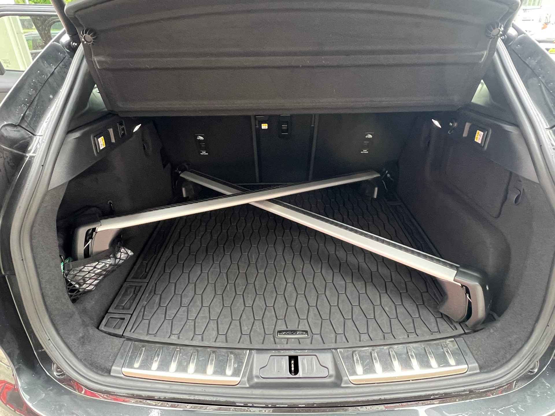 JAGUAR F-Pace 3.0 P400 R-Dynamic MHEV HSE AWD-image-6