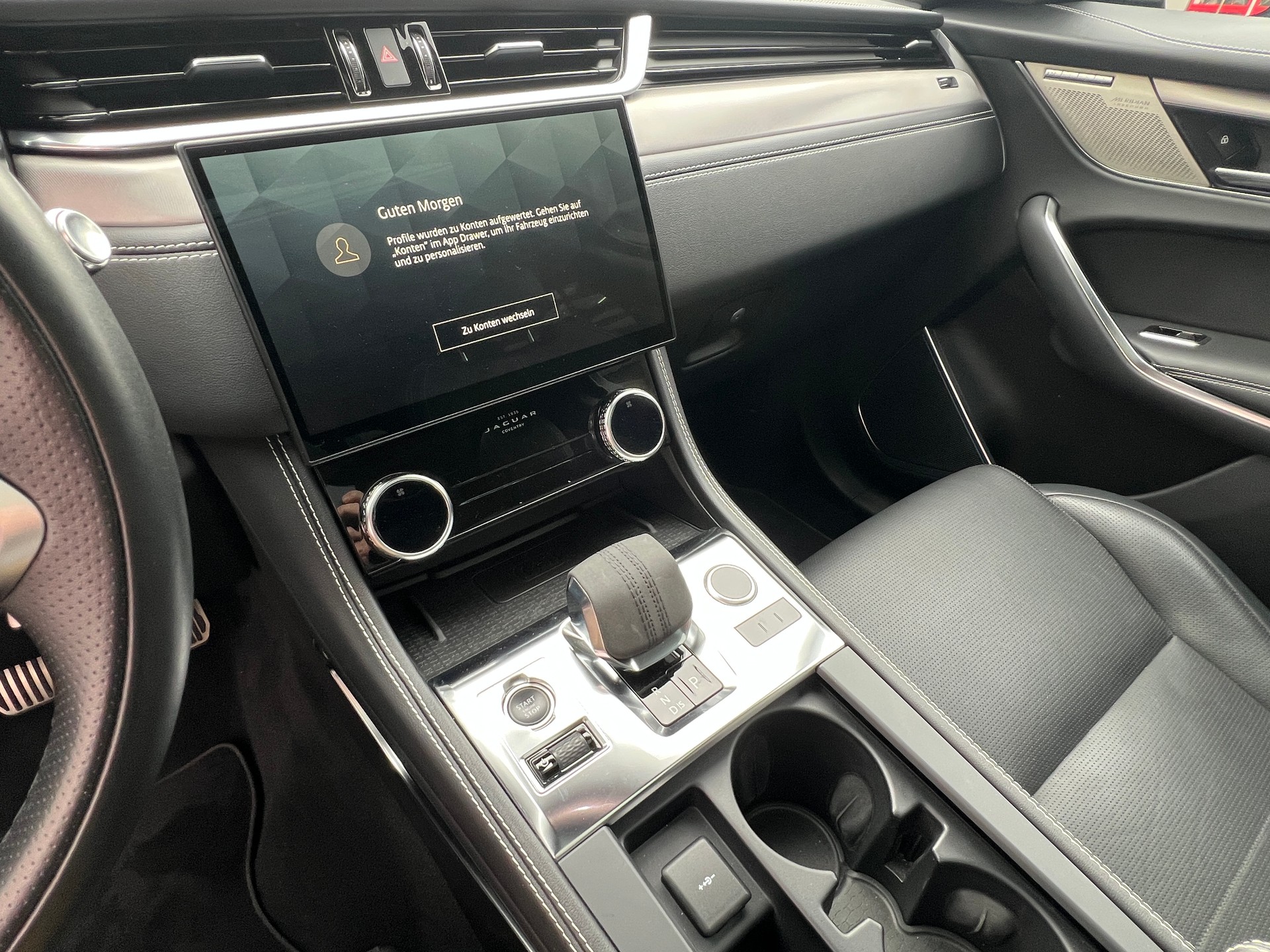 JAGUAR F-Pace 3.0 P400 R-Dynamic MHEV HSE AWD-image-11