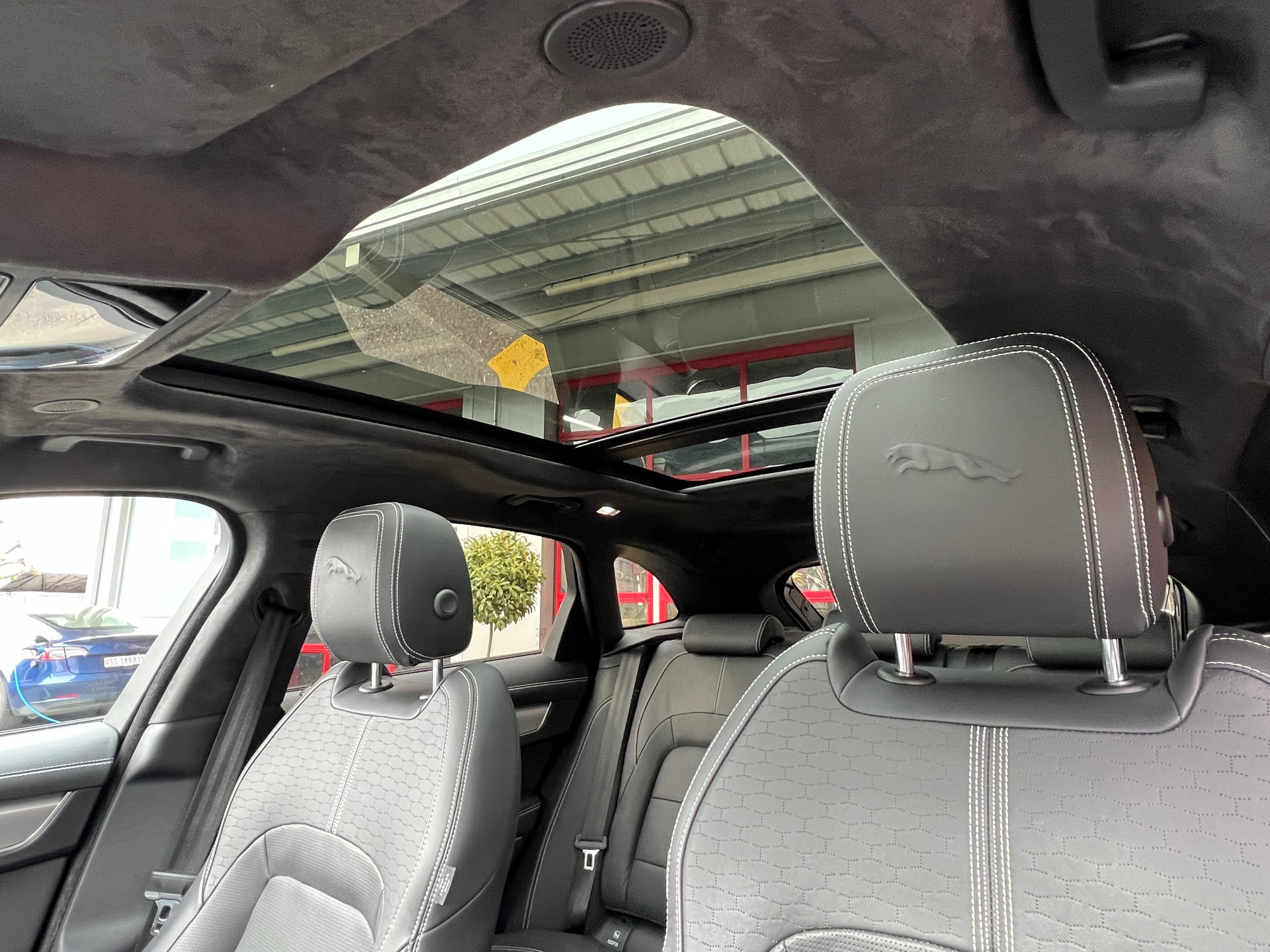 JAGUAR F-Pace 3.0 P400 R-Dynamic MHEV HSE AWD-image-12