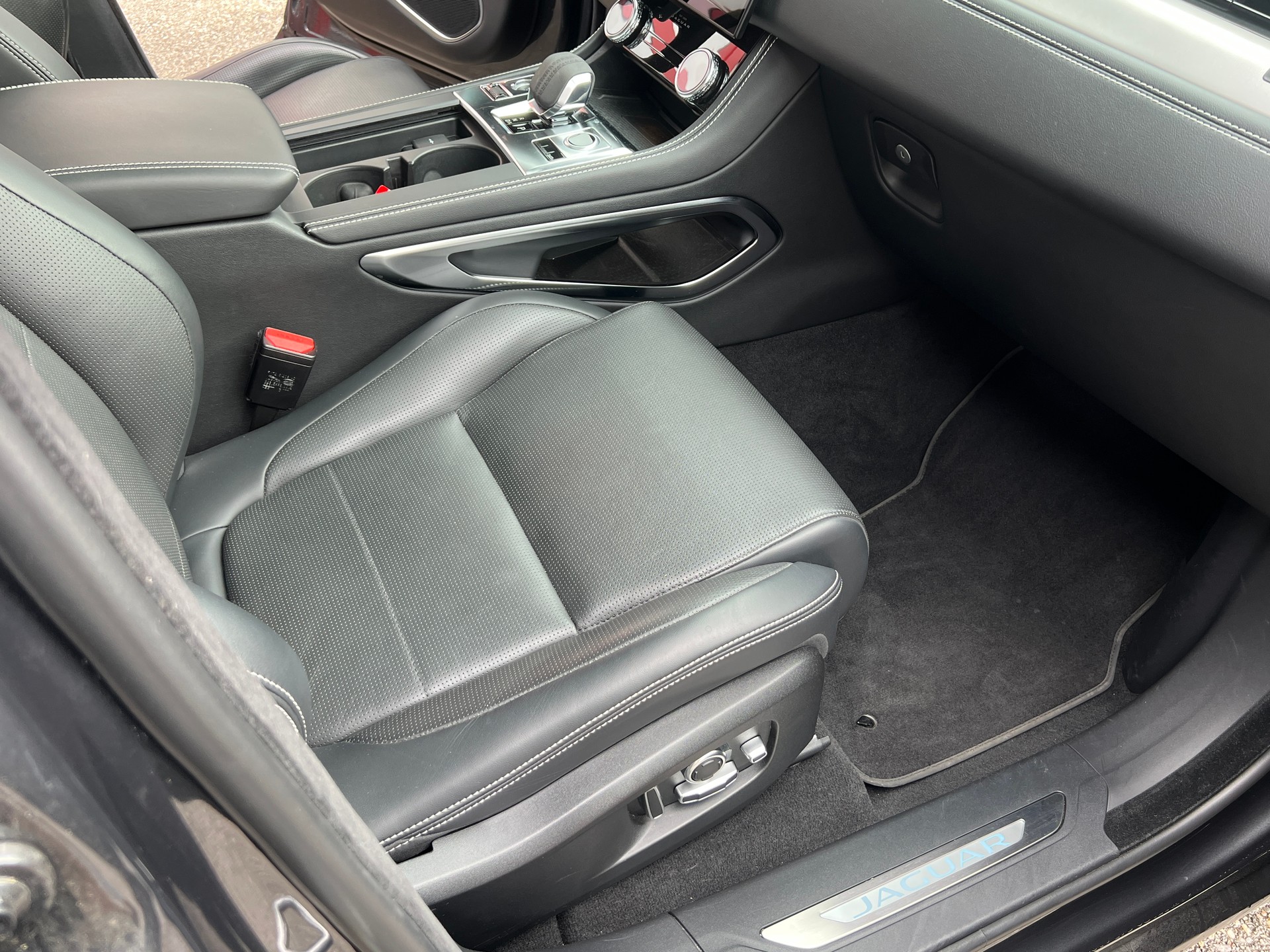 JAGUAR F-Pace 3.0 P400 R-Dynamic MHEV HSE AWD-image-9