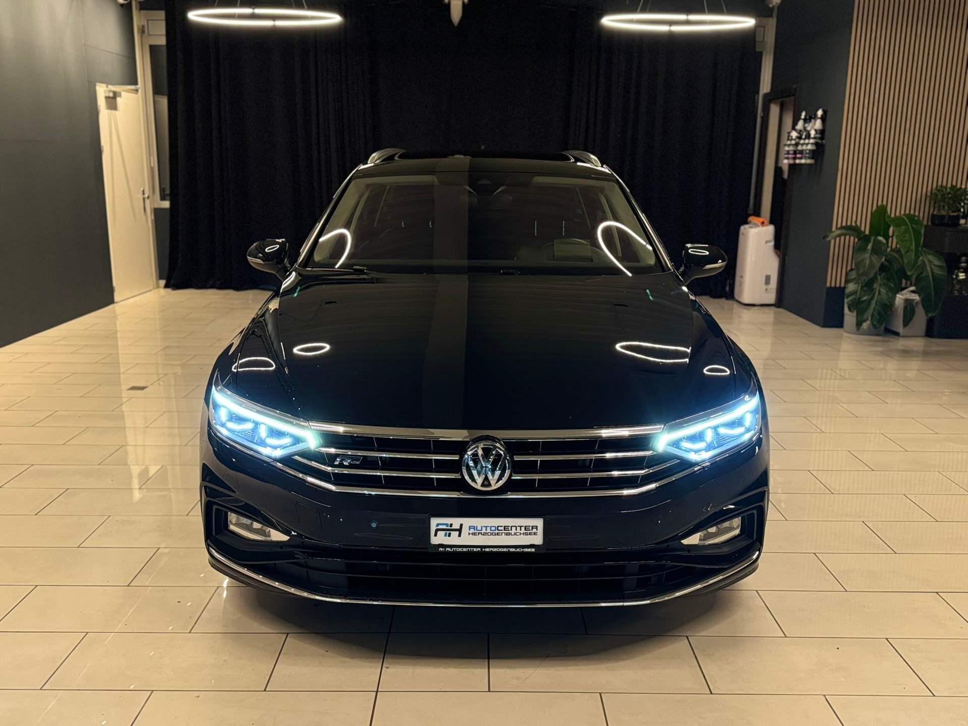 VW Passat Variant 2.0 TSI R-Line Edition 4Motion DSG-showroom-element-1