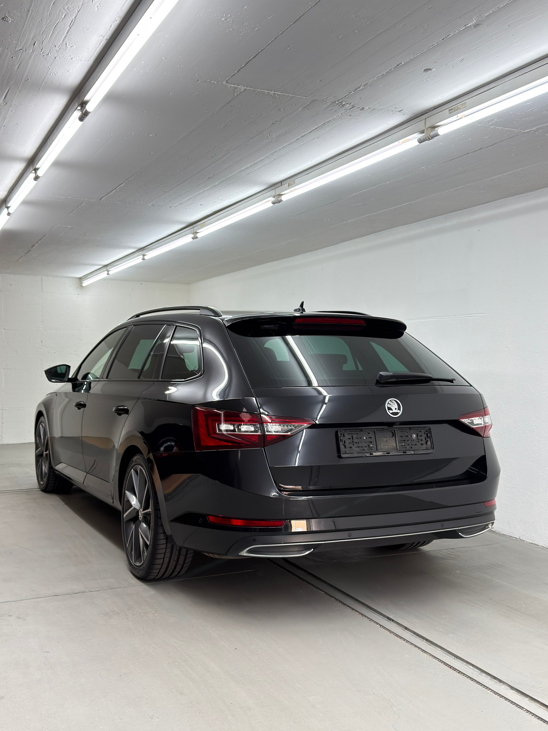 SKODA Superb Combi 2.0 TDi SportLine+ 4x4 DSG-image-3