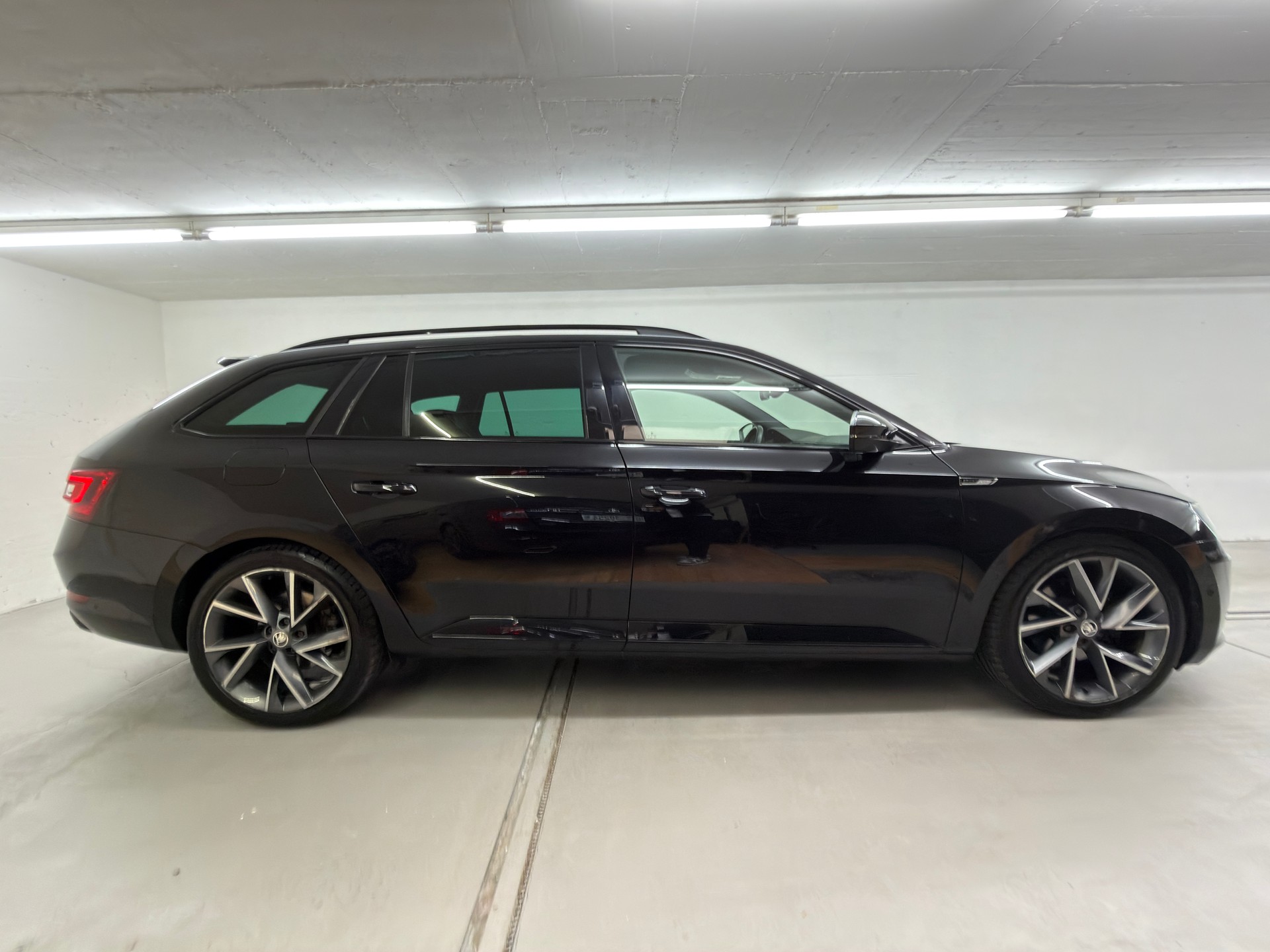 SKODA Superb Combi 2.0 TDi SportLine+ 4x4 DSG-image-2