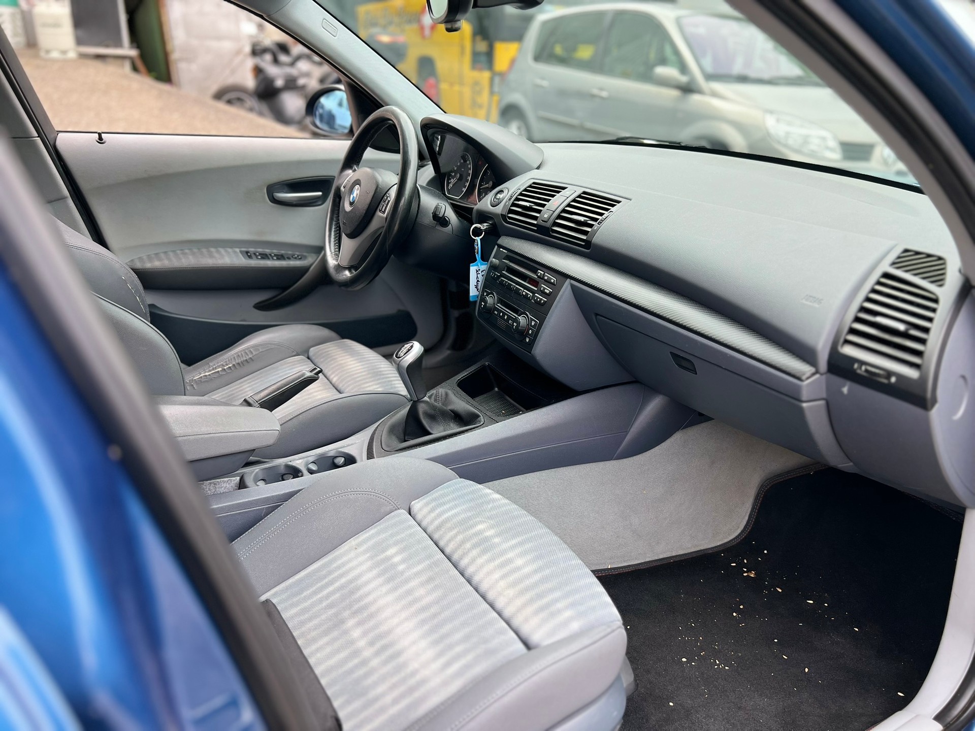 BMW 120i-image-12