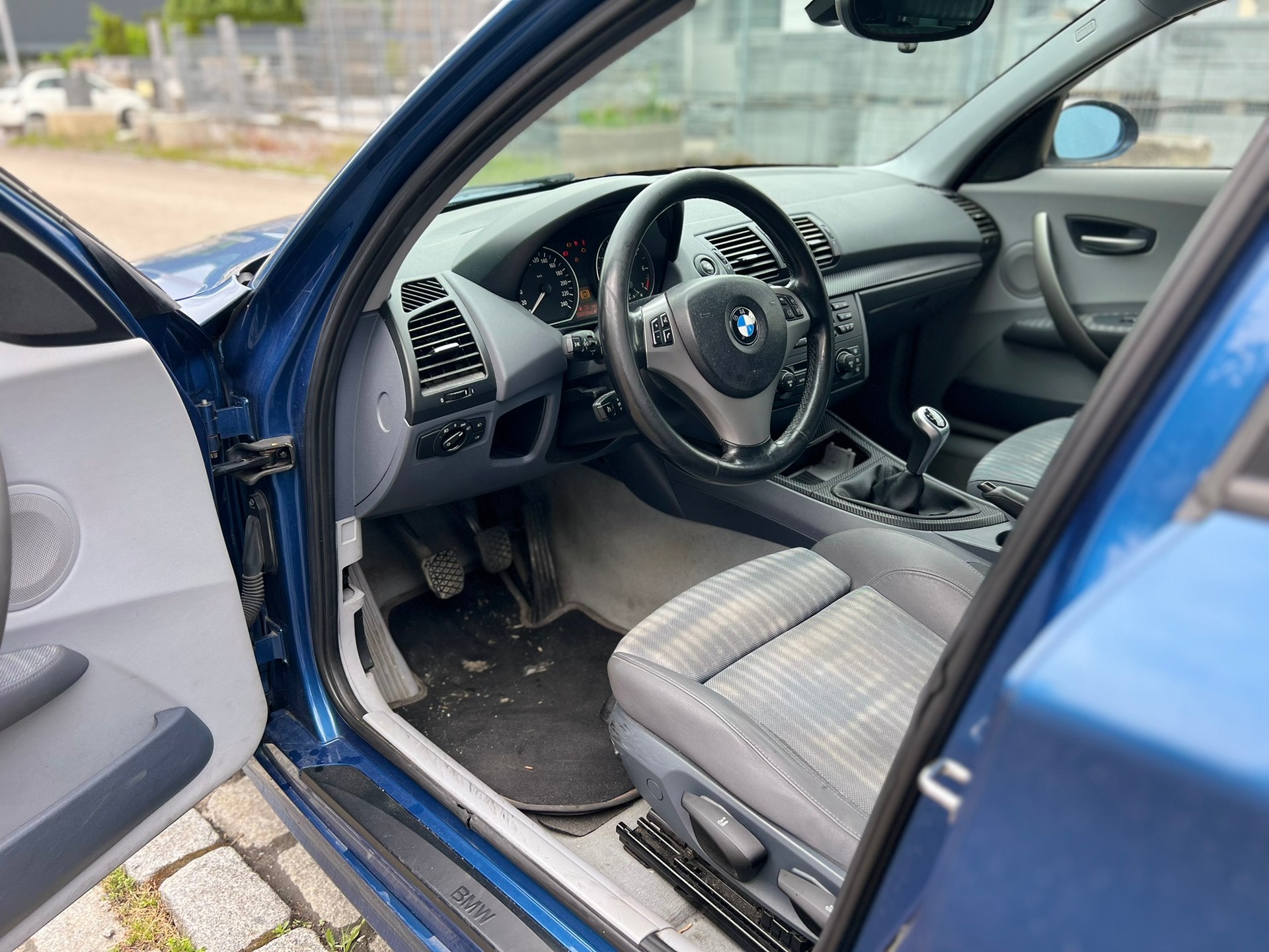 BMW 120i-image-7