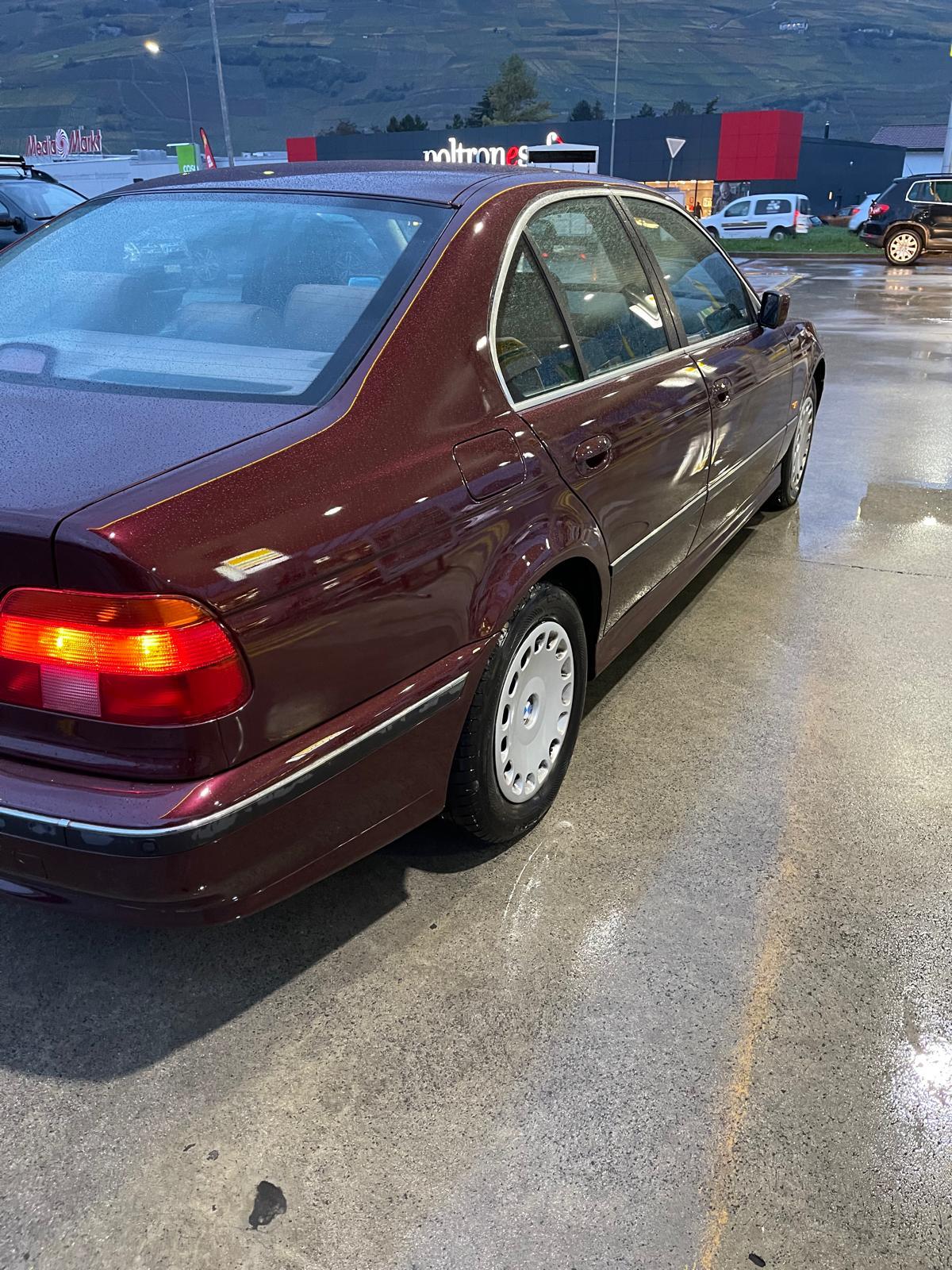 BMW 523i-image-8