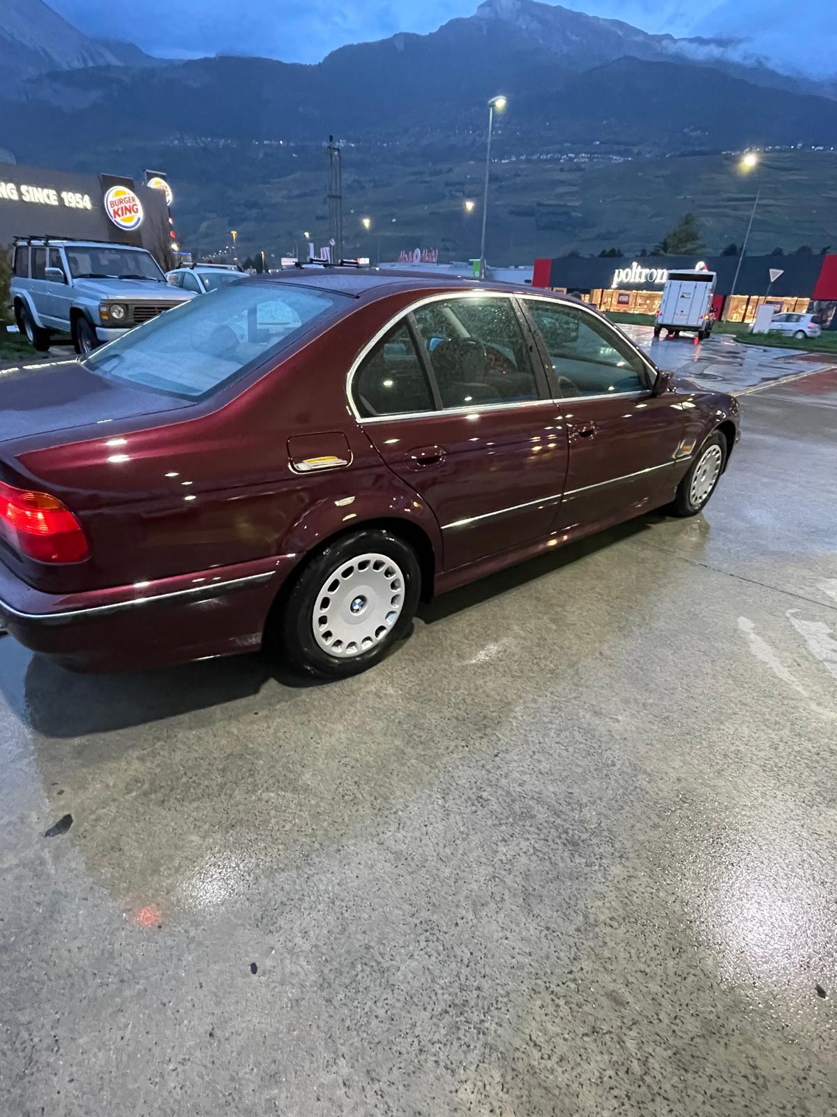 BMW 523i-image-10