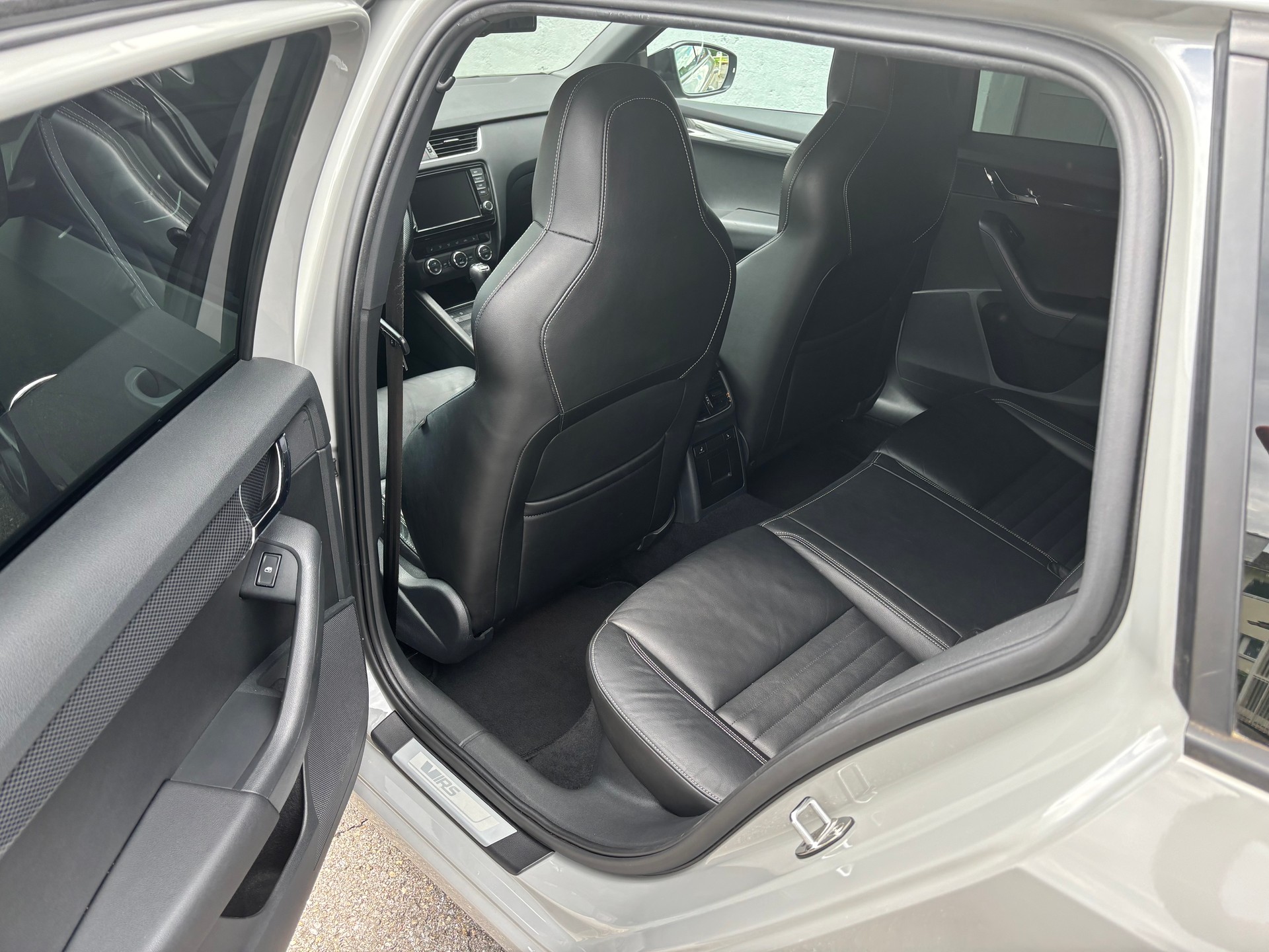 SKODA Octavia Combi 2.0 TDI RS 4x4 DSG-image-5