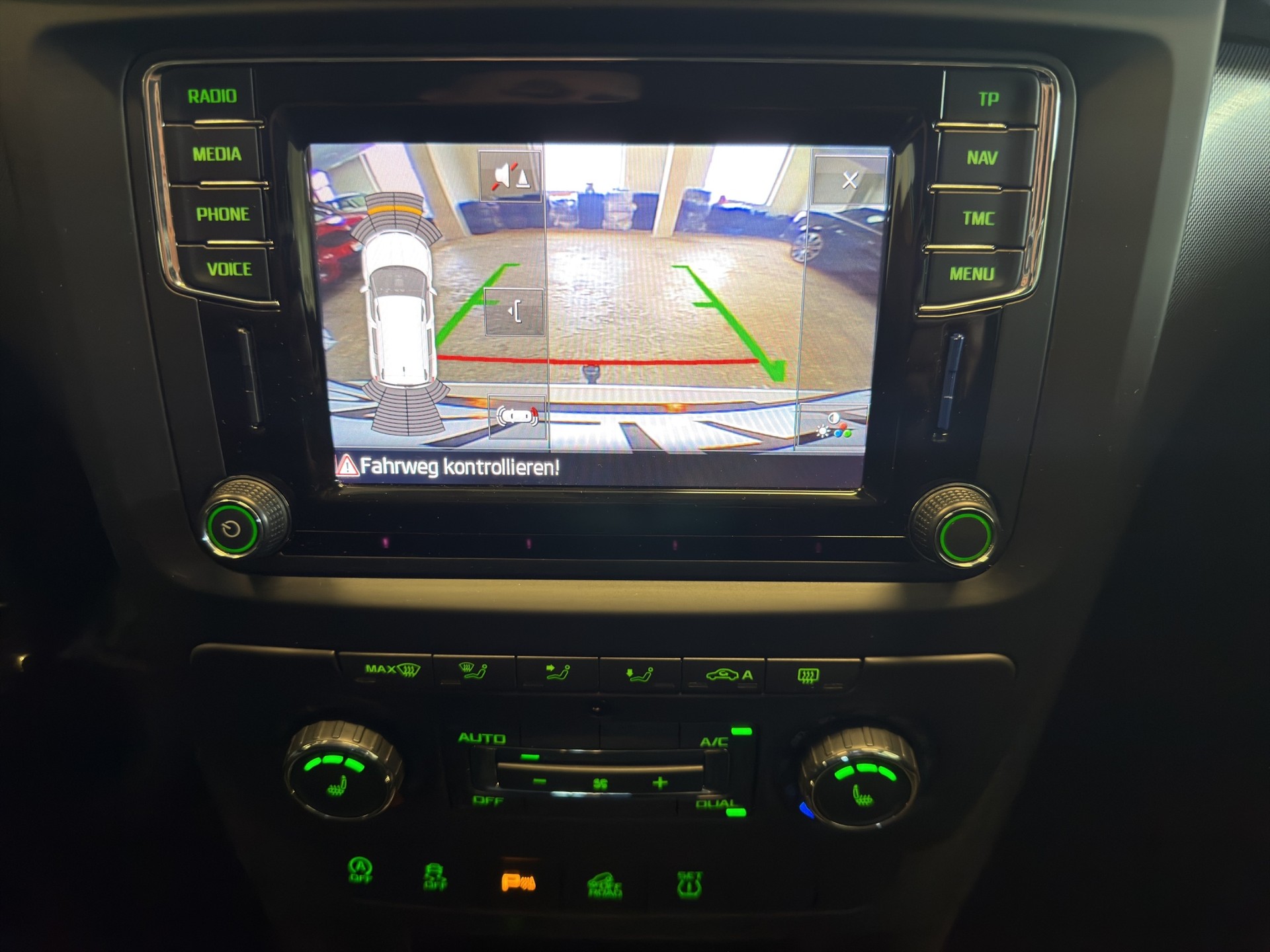 SKODA Yeti 1.4 TSI Outdoor Adventure 4x4 DSG*TOP ZUSTAND*TOP AUSSTATTUNG*NUR 45000 KM*AHK*-image-11