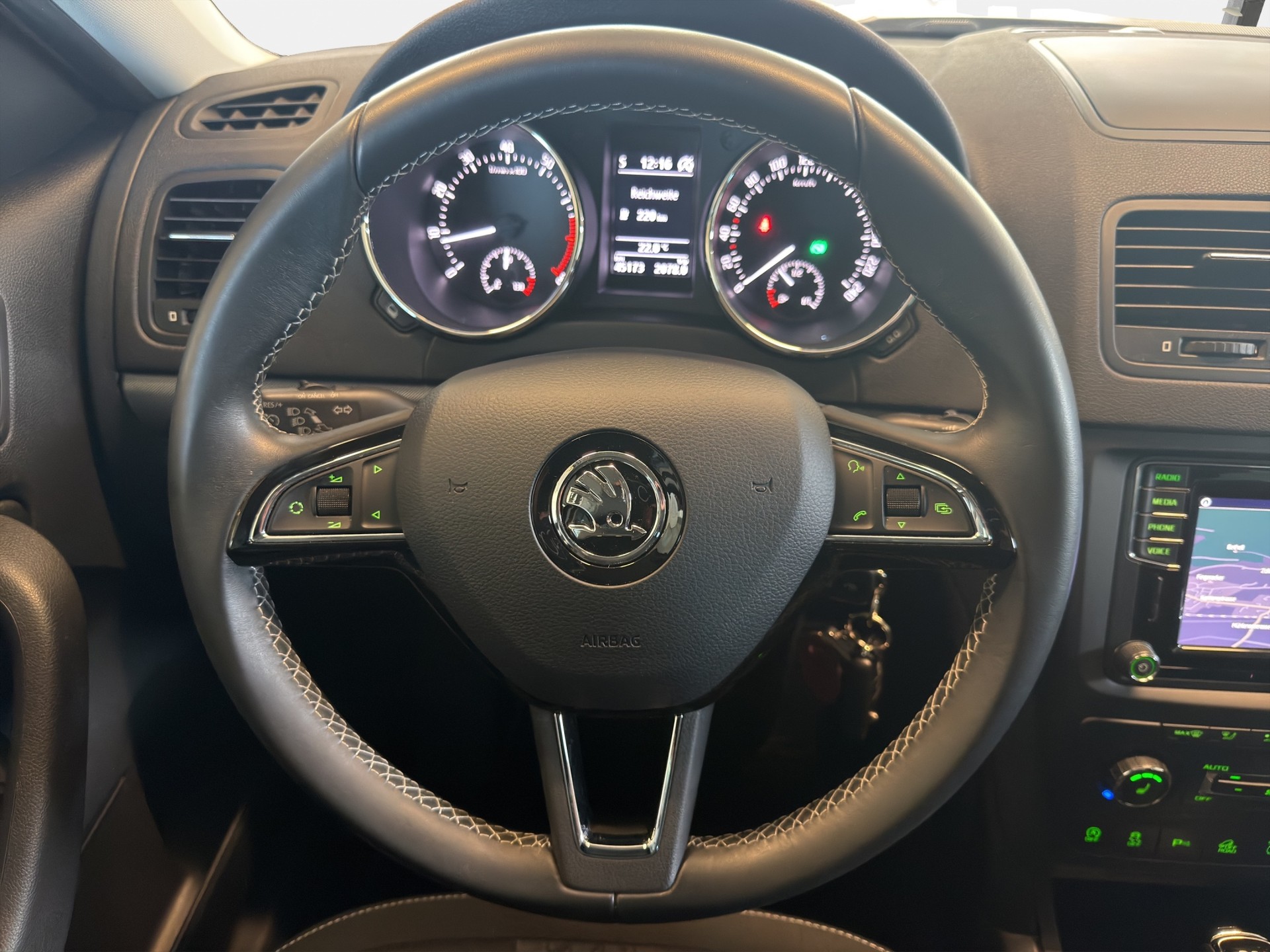 SKODA Yeti 1.4 TSI Outdoor Adventure 4x4 DSG*TOP ZUSTAND*TOP AUSSTATTUNG*NUR 45000 KM*AHK*-image-12
