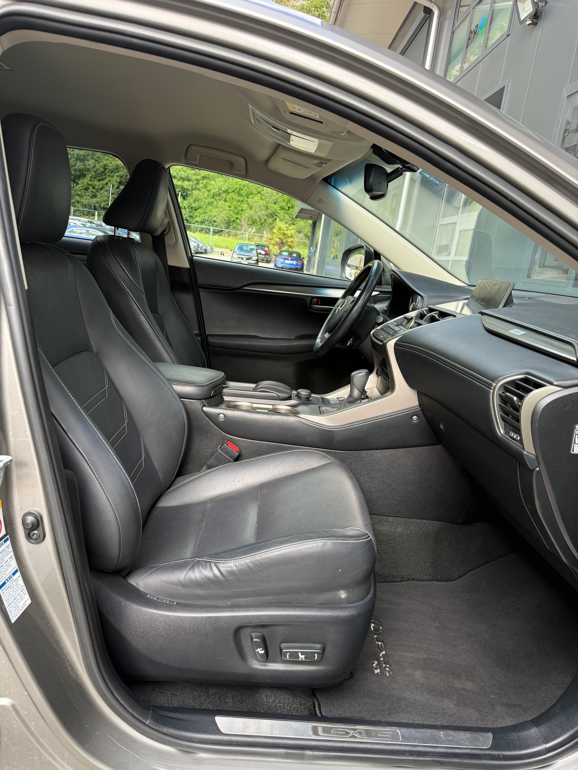 LEXUS NX 300h impression E-Four Automatic-image-10