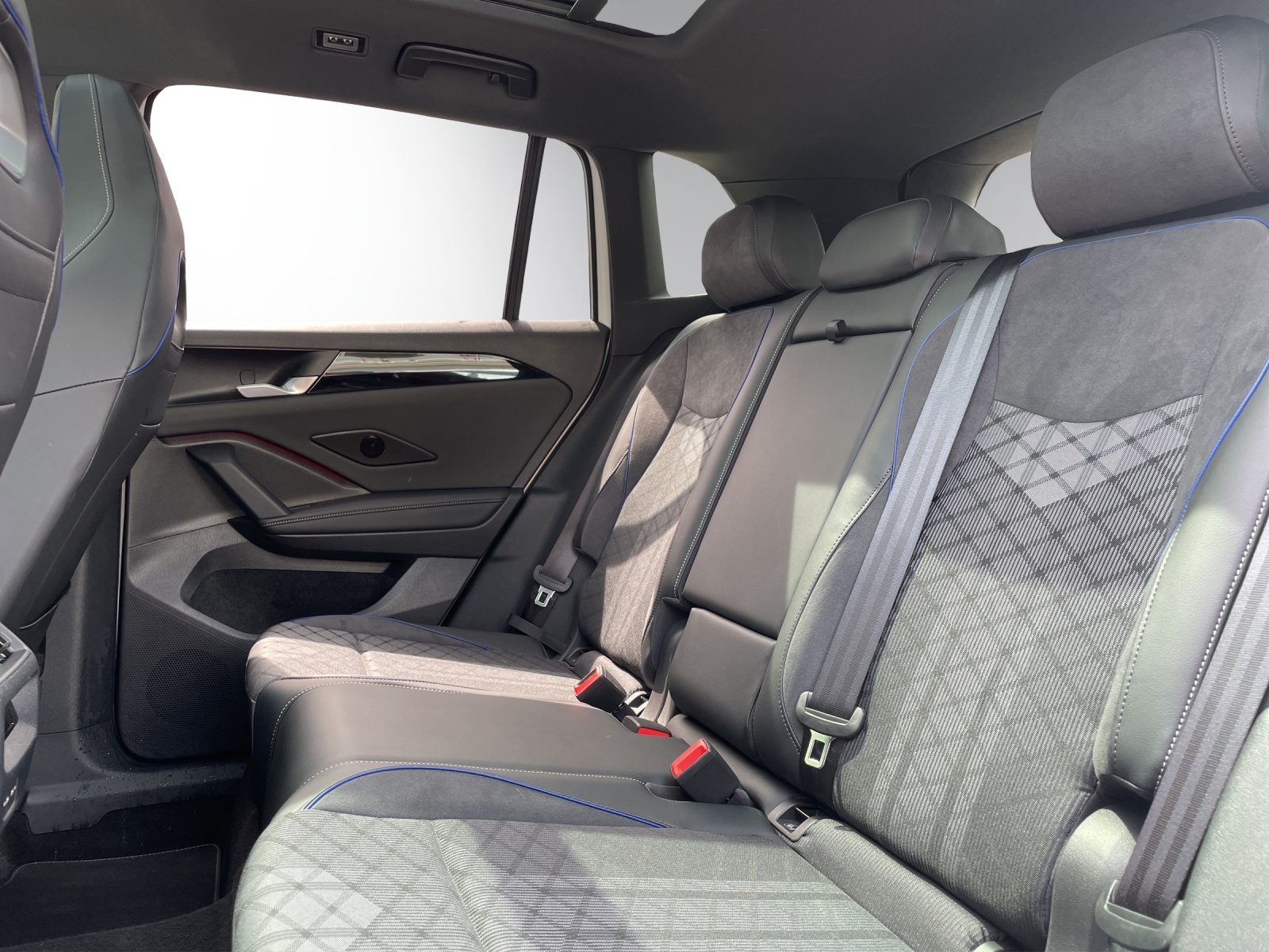 VW Tiguan 2.0 TDI SCR R-Line 4Motion DSG-image-11