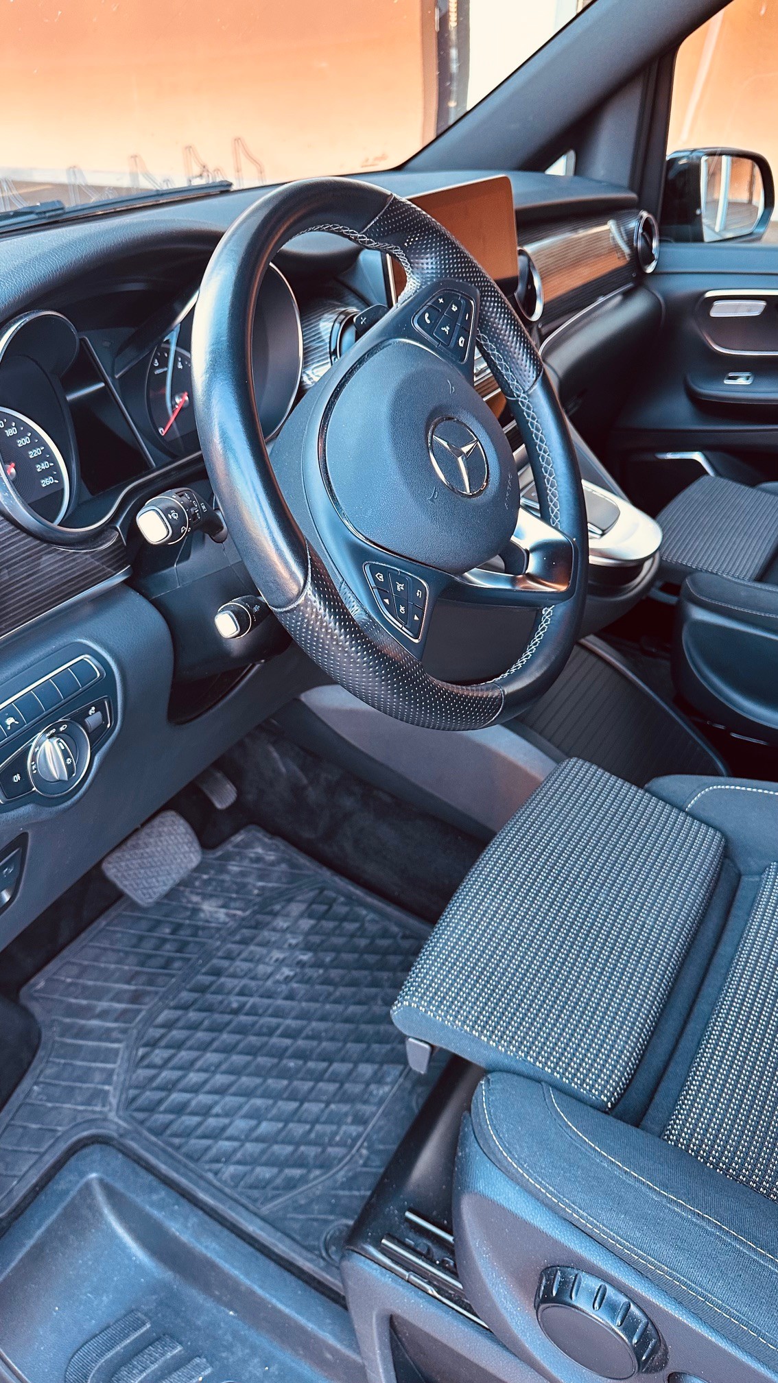MERCEDES-BENZ V 300 d Avantgarde lang 4Matic-image-2