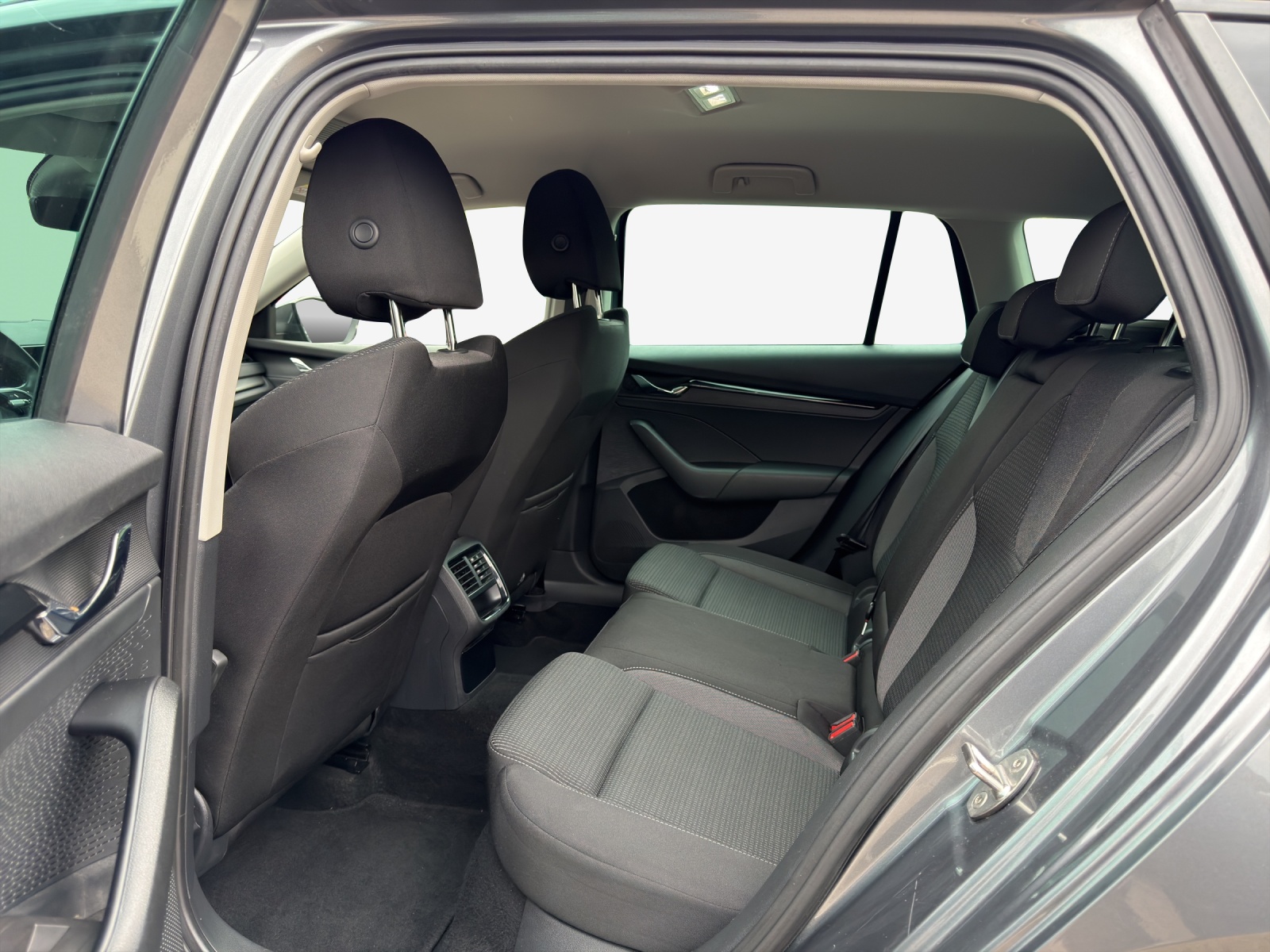 SKODA Octavia Combi 2.0 TDI DSG Ambition 4x4-image-11