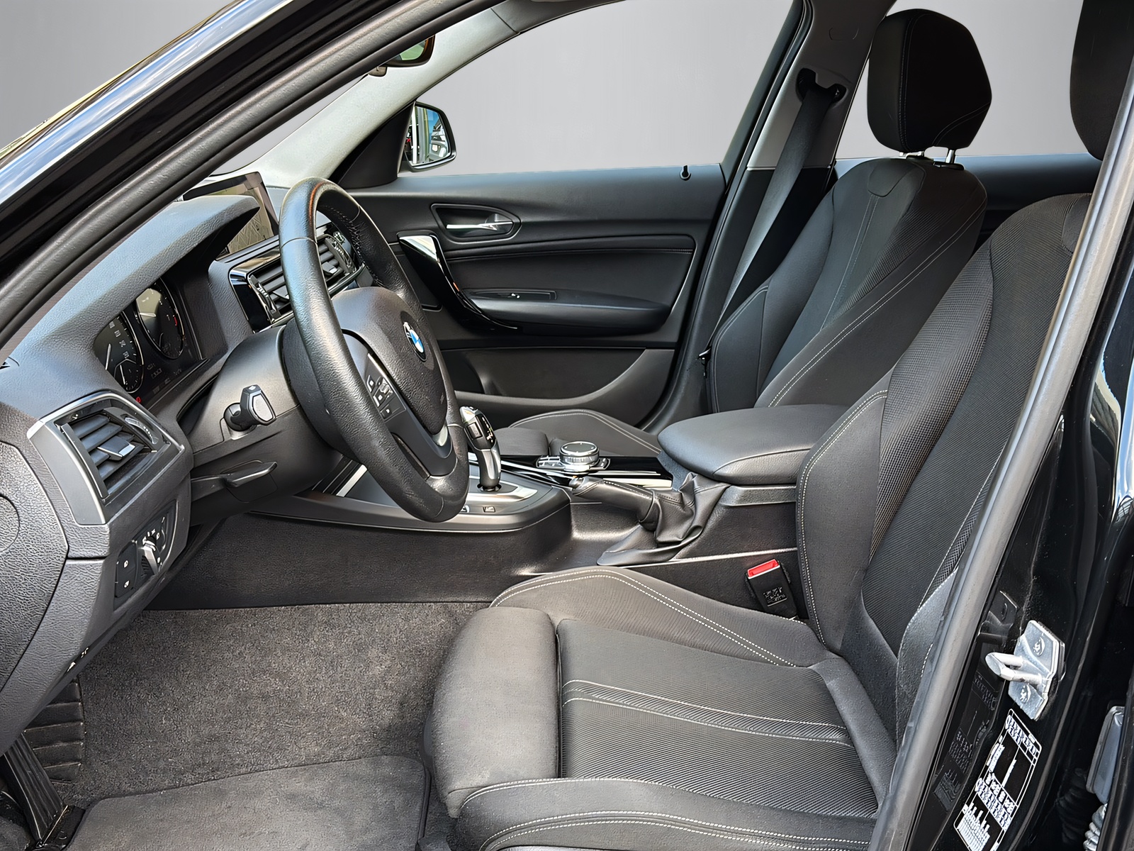 BMW 118i Essential Ed.-showroom-element-2