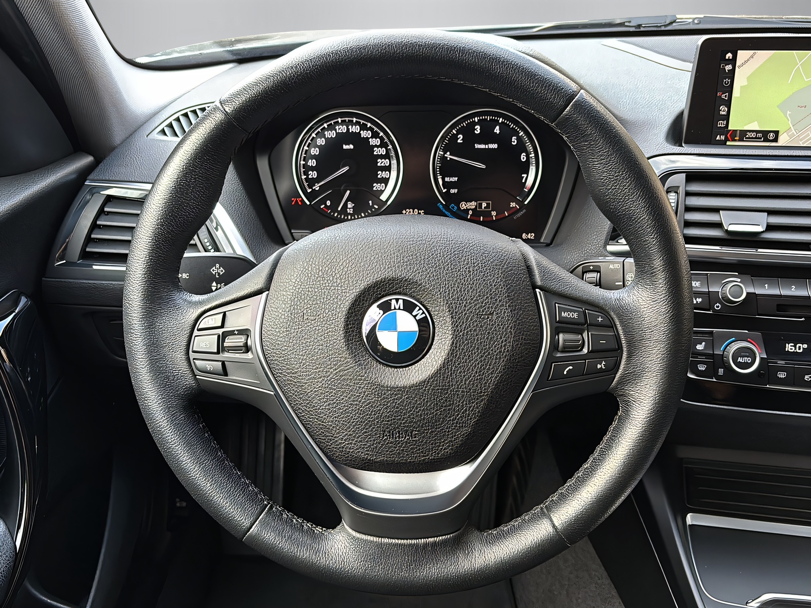 BMW 118i Essential Ed.-showroom-element-3