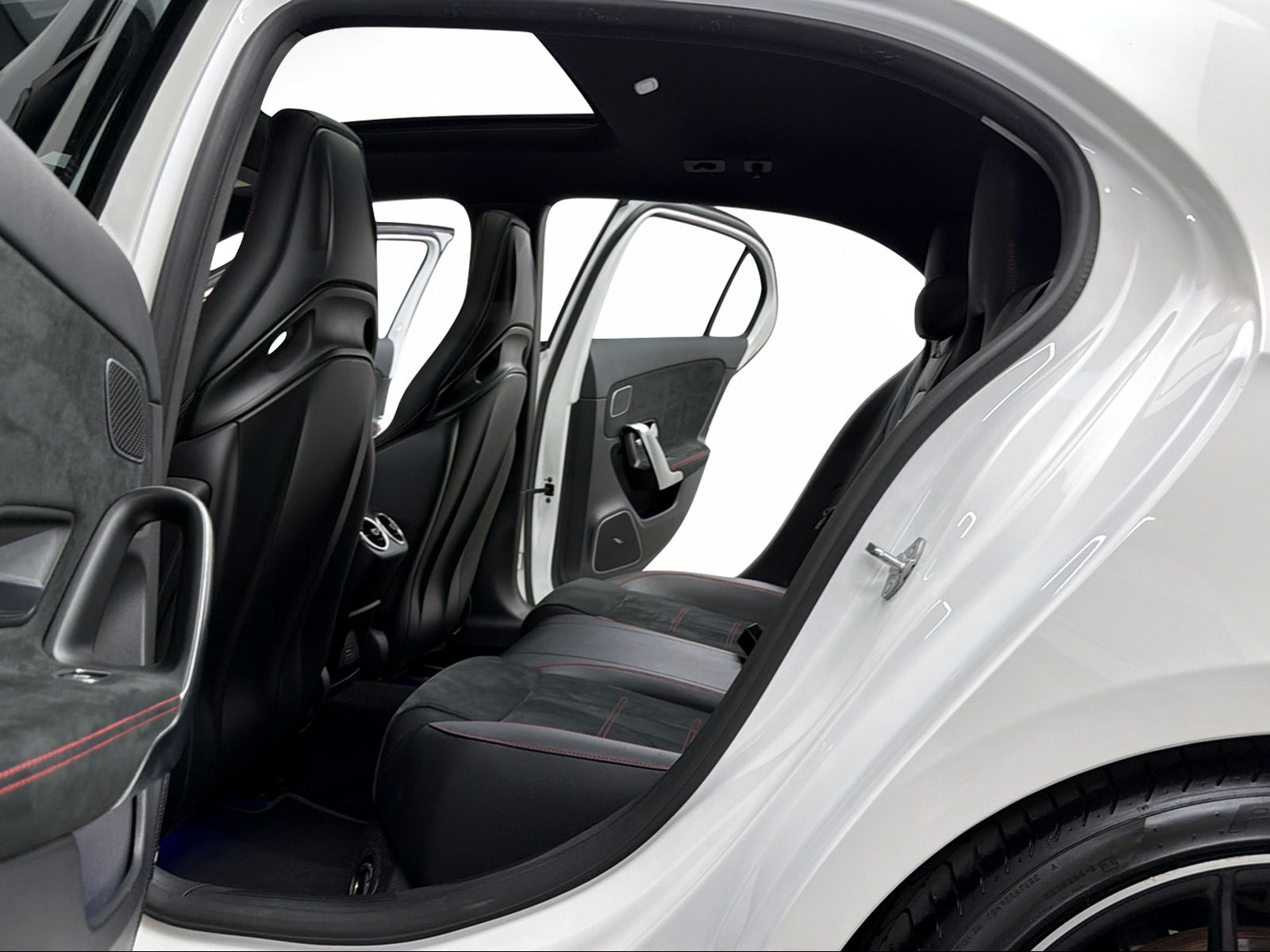 MERCEDES-BENZ A 45 S Performance 422PS Polarweiss AMG 4Matic+ Speedshift/ 360° Kamera / Panoramadach / Burmester / Head-Up / Night Paket /-image-8