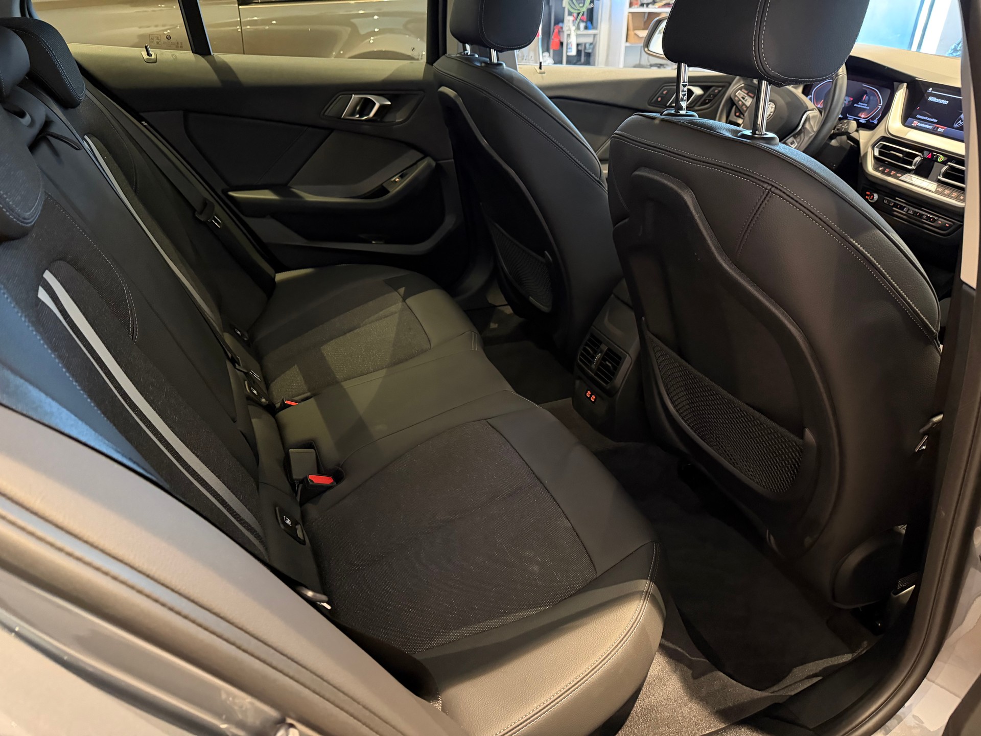 BMW 120d xDrive-image-10