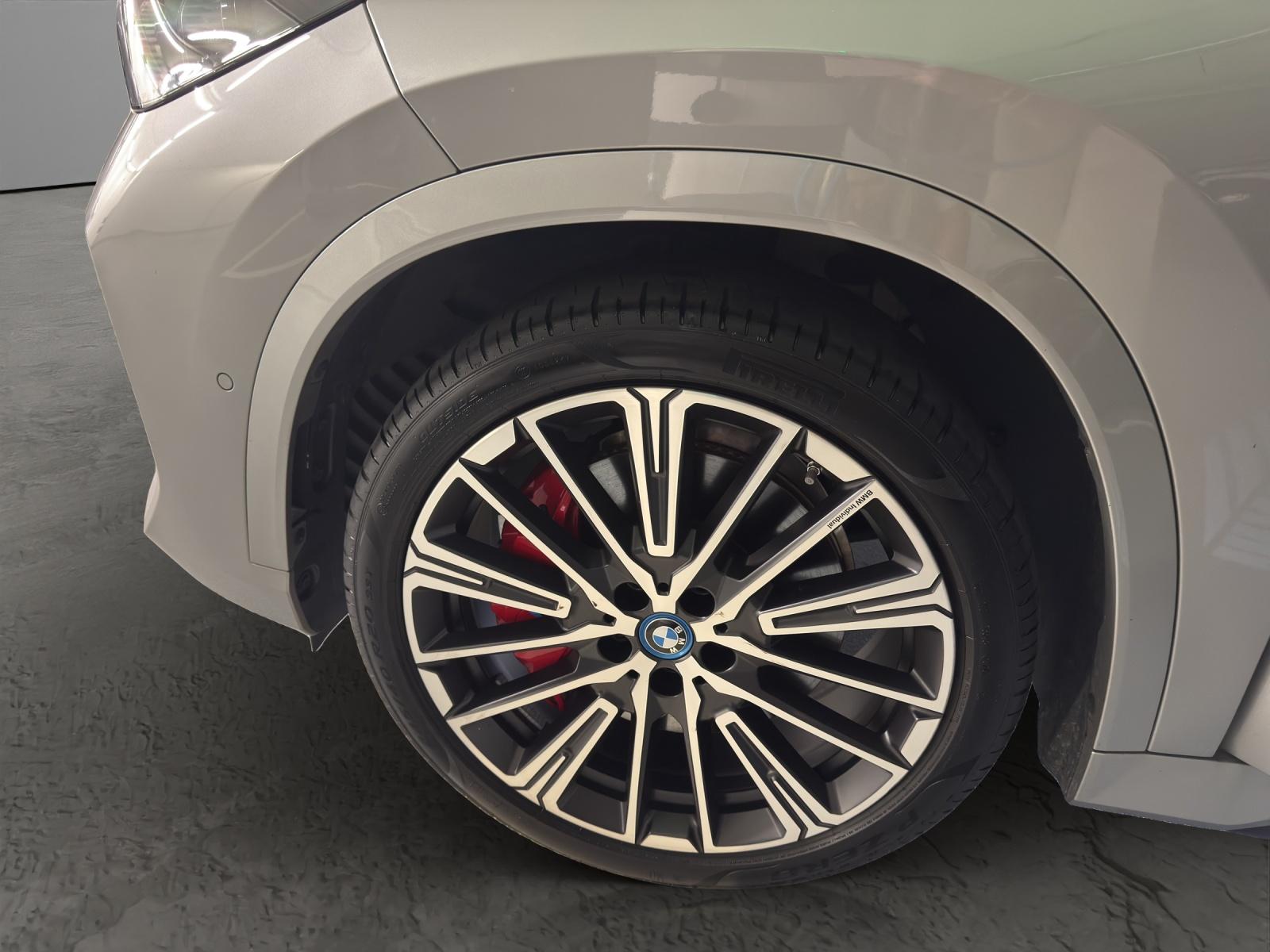 BMW iX1 30 xDrive-image-8