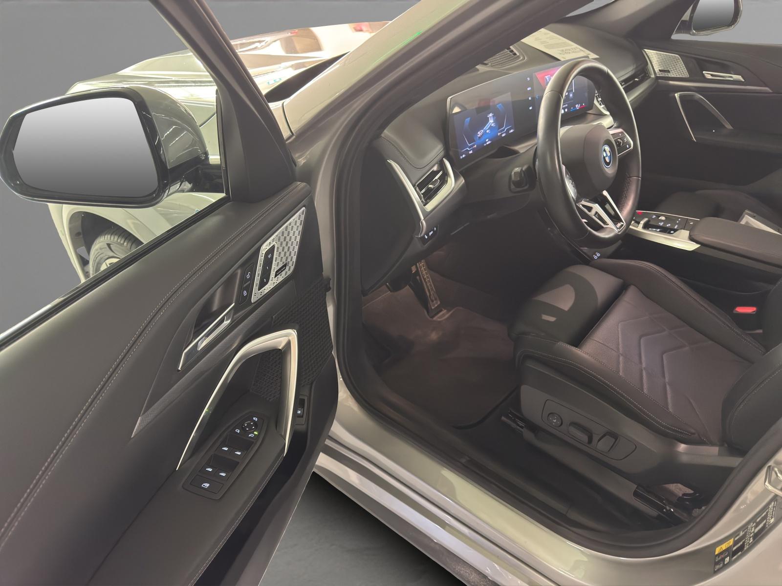 BMW iX1 30 xDrive-image-11