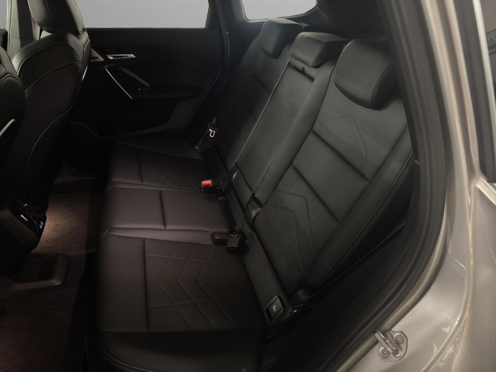 BMW iX1 30 xDrive-image-13