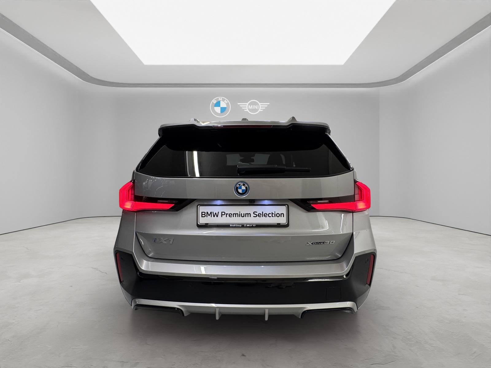 BMW iX1 30 xDrive-image-3