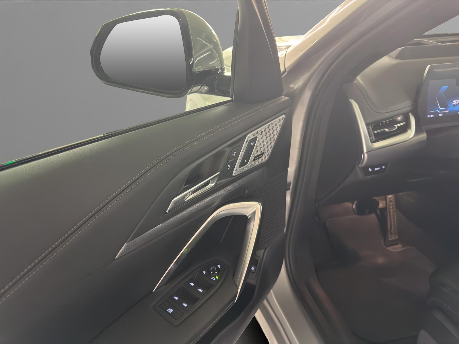 BMW iX1 30 xDrive-image-12