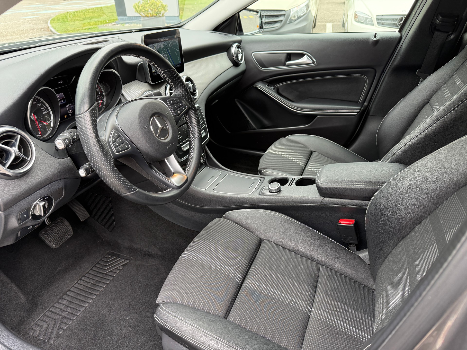 MERCEDES-BENZ GLA 200 Urban "Night Star"-image-3