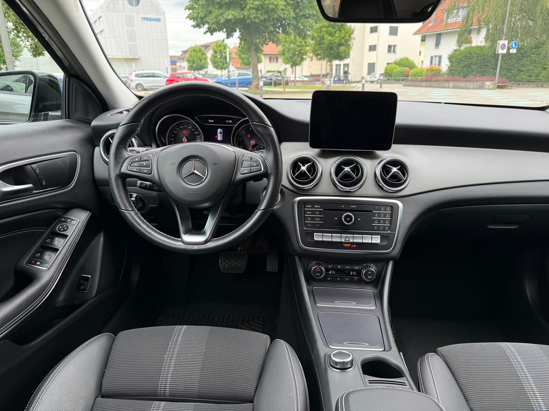 MERCEDES-BENZ GLA 200 Urban "Night Star"-image-4