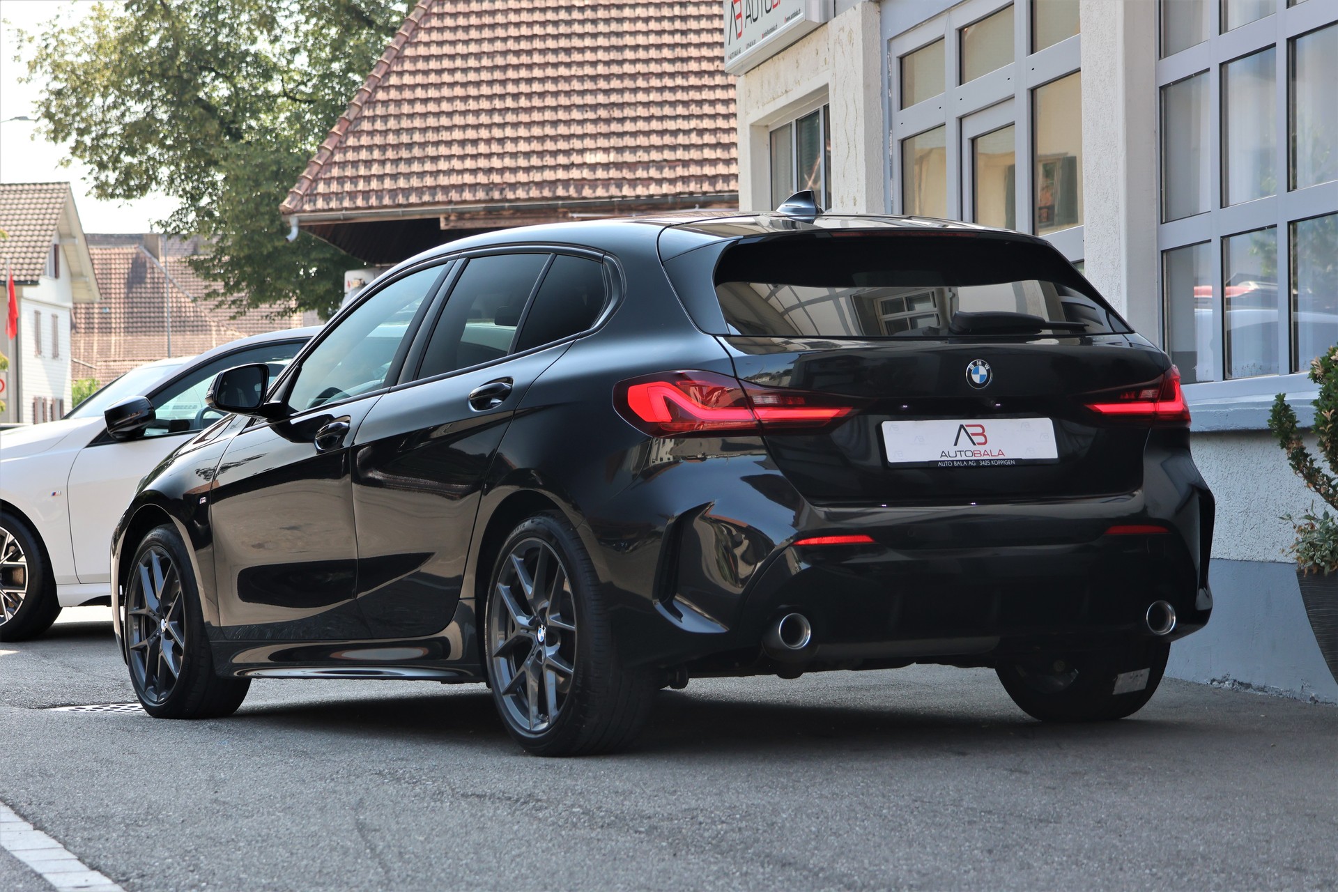 BMW 120d xDrive Steptronic M Sport (CH)-showroom-element-2